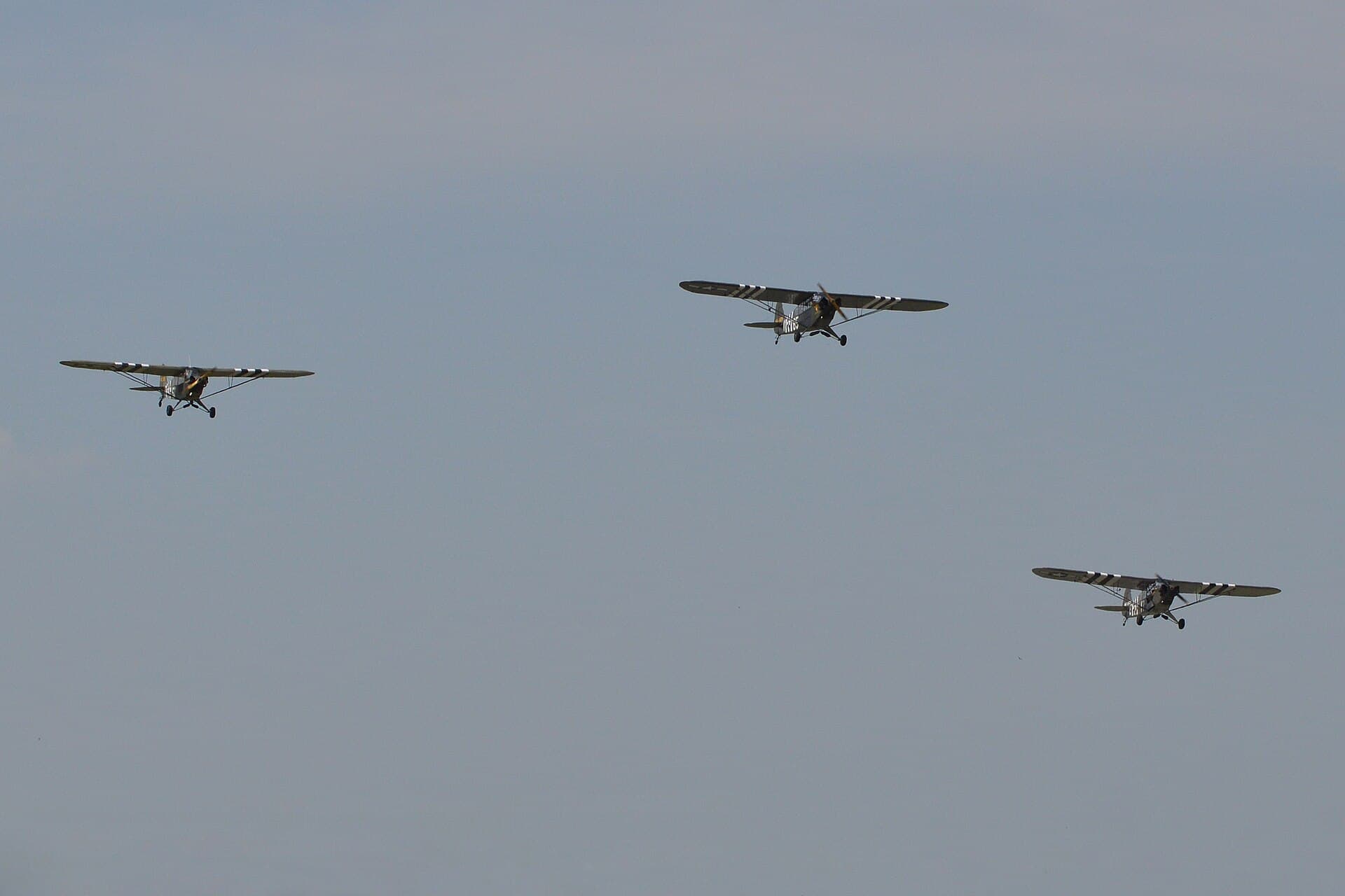 Trois Piper Cub volant en formation