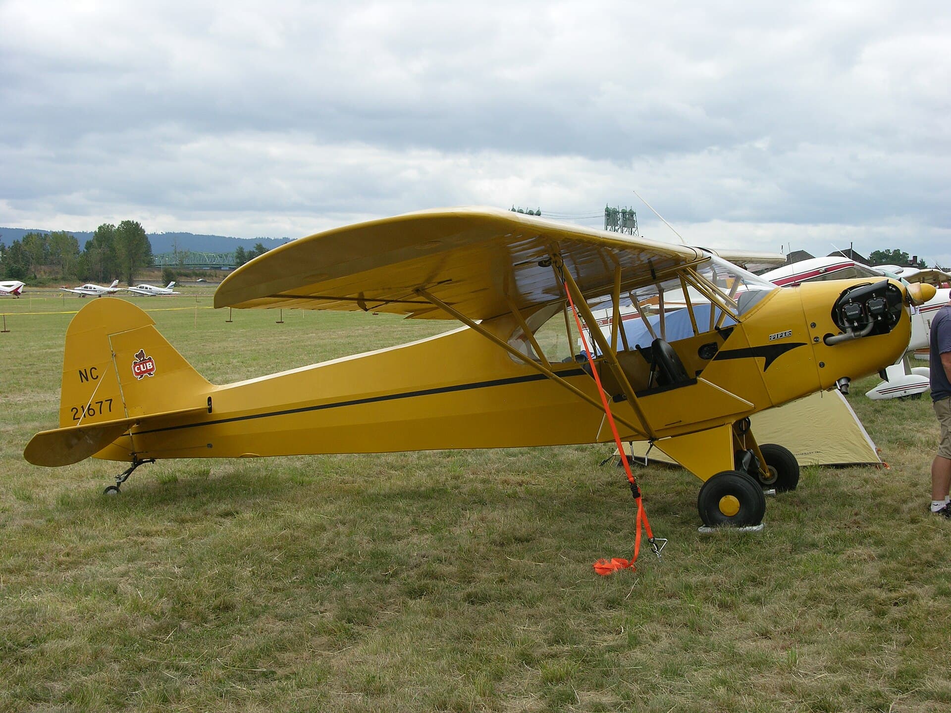 Un Piper J3C-65 Cub de 1938, immatriculé N21677, stationné lors d'un meeting aérien
