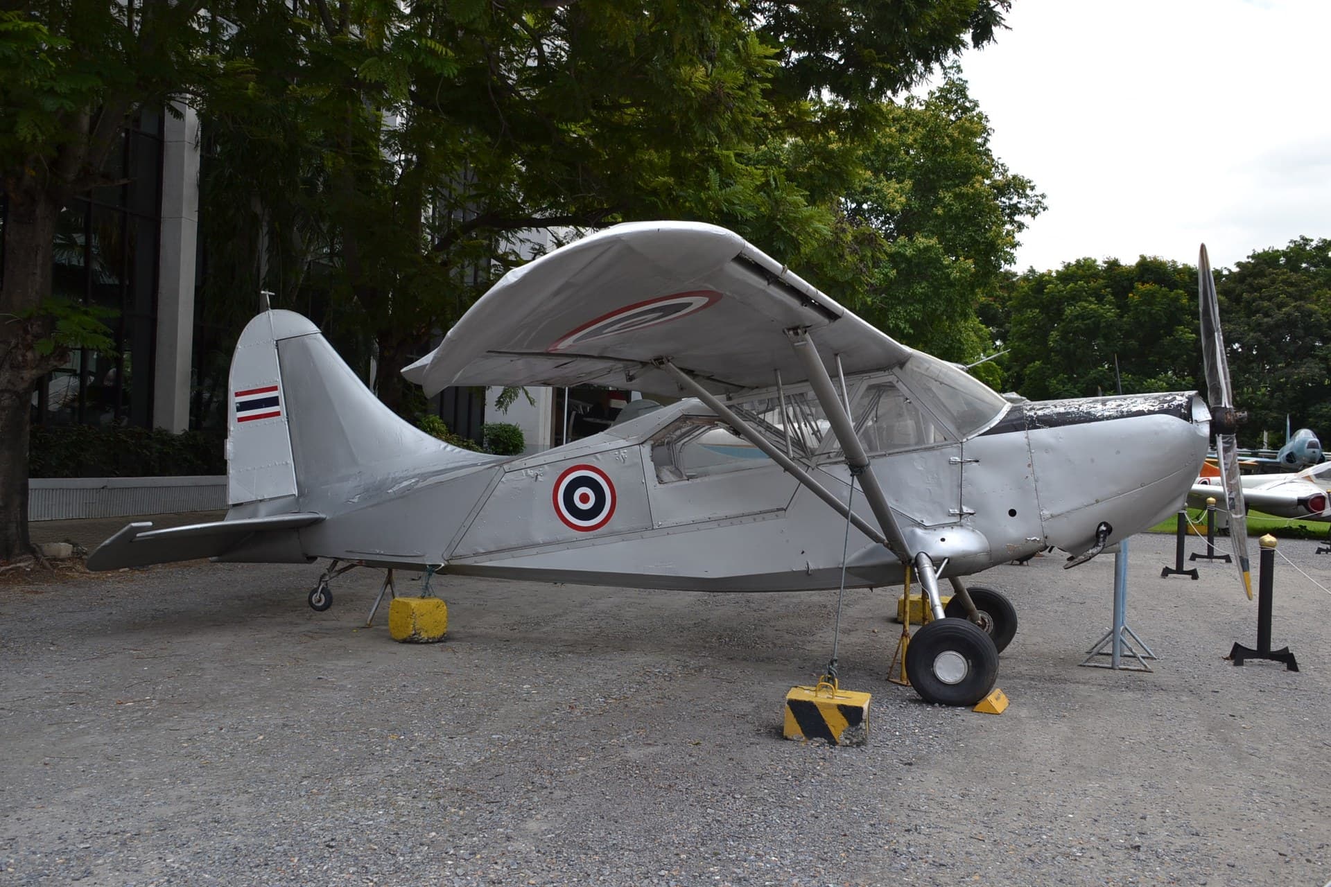 Un Stinson L-5B Sentinel conservé au musée de la Force aérienne royale thaïlandaise, à Bangkok