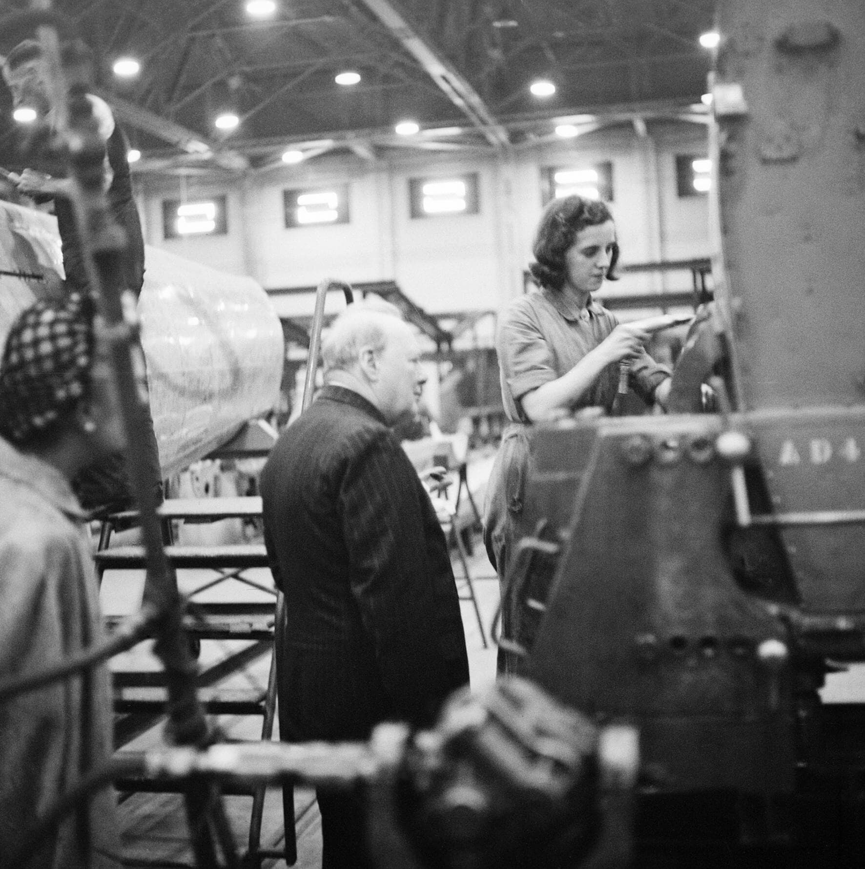 Winston Churchill observe une riveteuse au travail sur un fuselage de Spitfire à l'usine annexe de Castle Bromwich, le 28 septembre 1941
