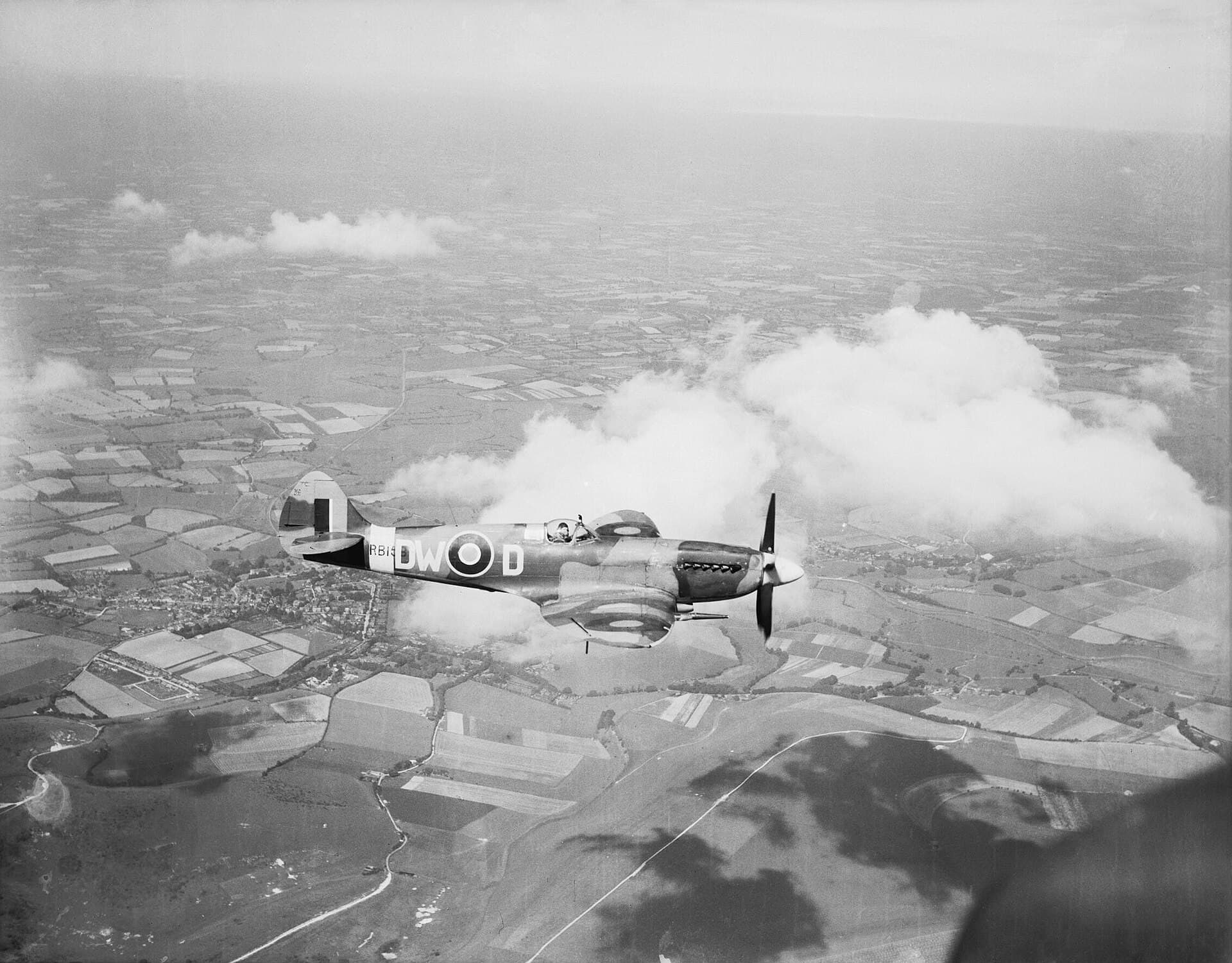 Un Spitfire Mk XIV à moteur Griffon piloté par le commandant du No. 610 Squadron, basé à Friston, Sussex, le 3 juillet 1944