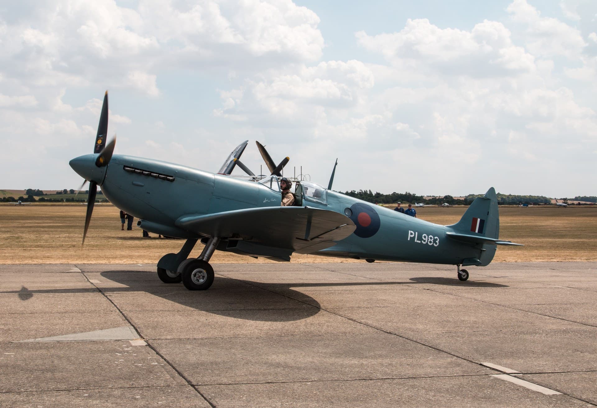 Un Spitfire PR Mk IX à moteur Merlin, PL983, roulant au sol lors du meeting Flying Legends, aile elliptique bien visible de profil
