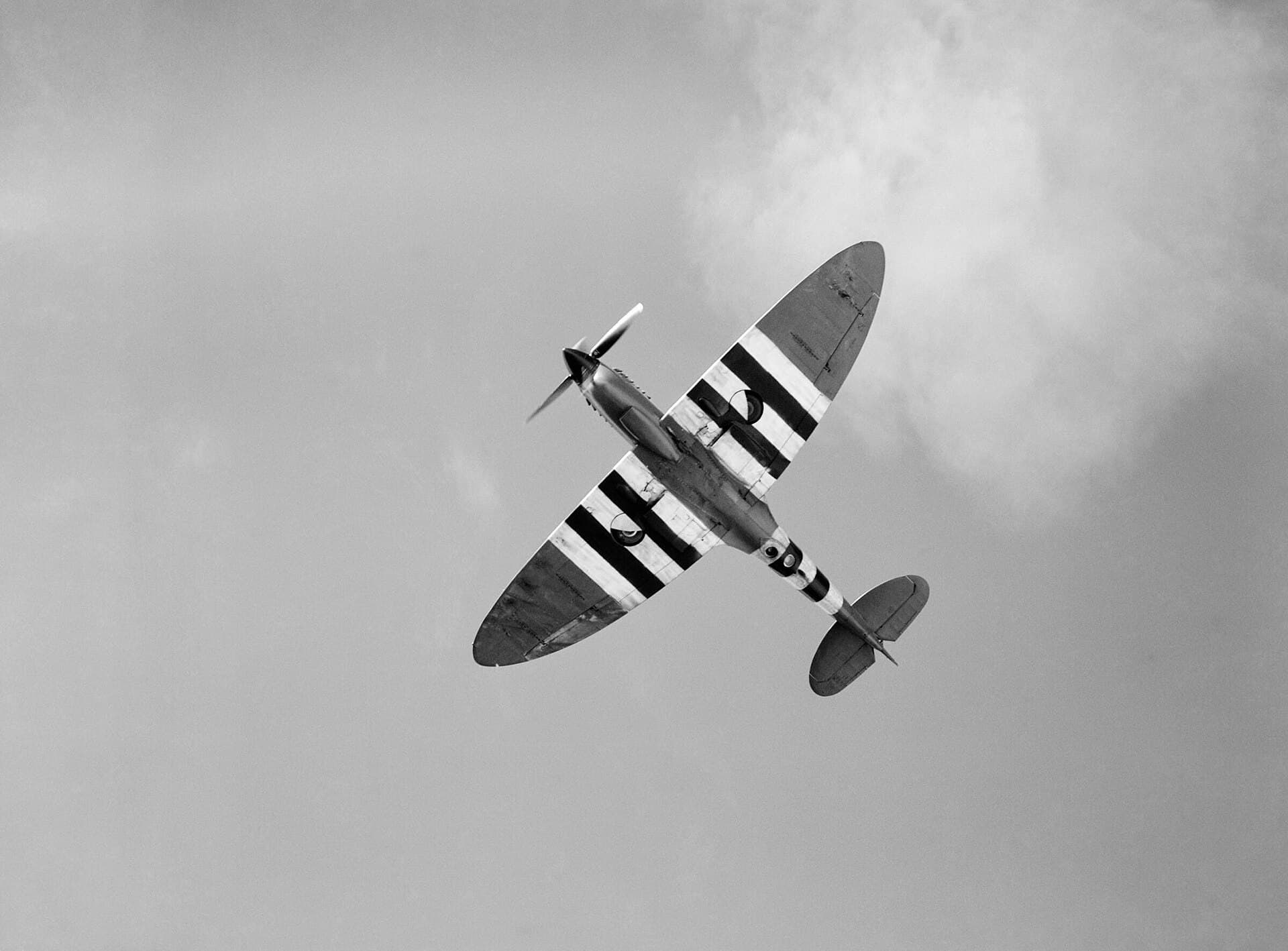 Un Spitfire PR Mk XI du No. 541 Squadron, non armé et peint en bleu de reconnaissance, basé à Benson, Oxfordshire, juillet 1944