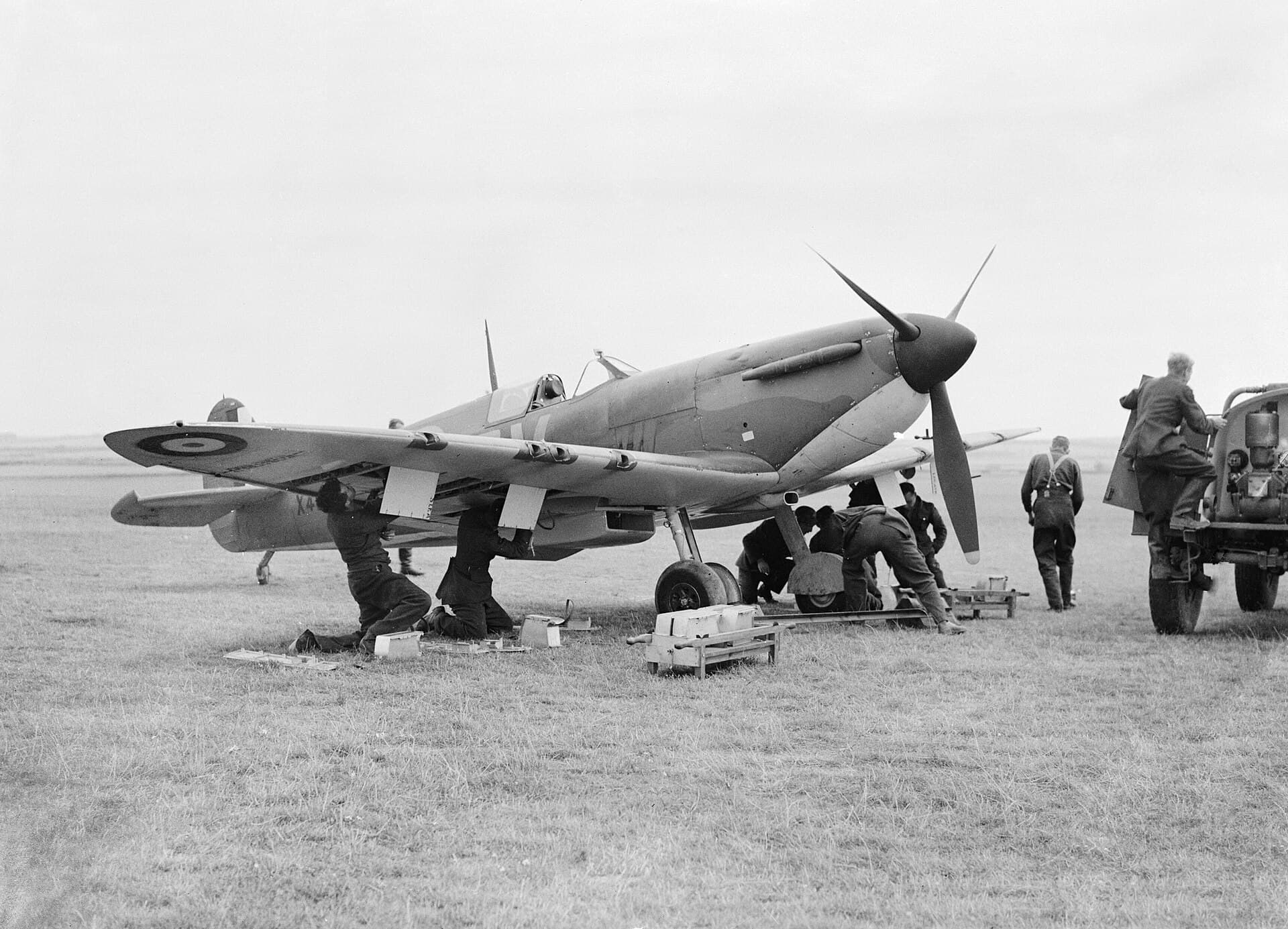 Des mécaniciens réarment un Spitfire Mk I du No. 19 Squadron entre deux sorties à Fowlmere, près de Duxford, septembre 1940