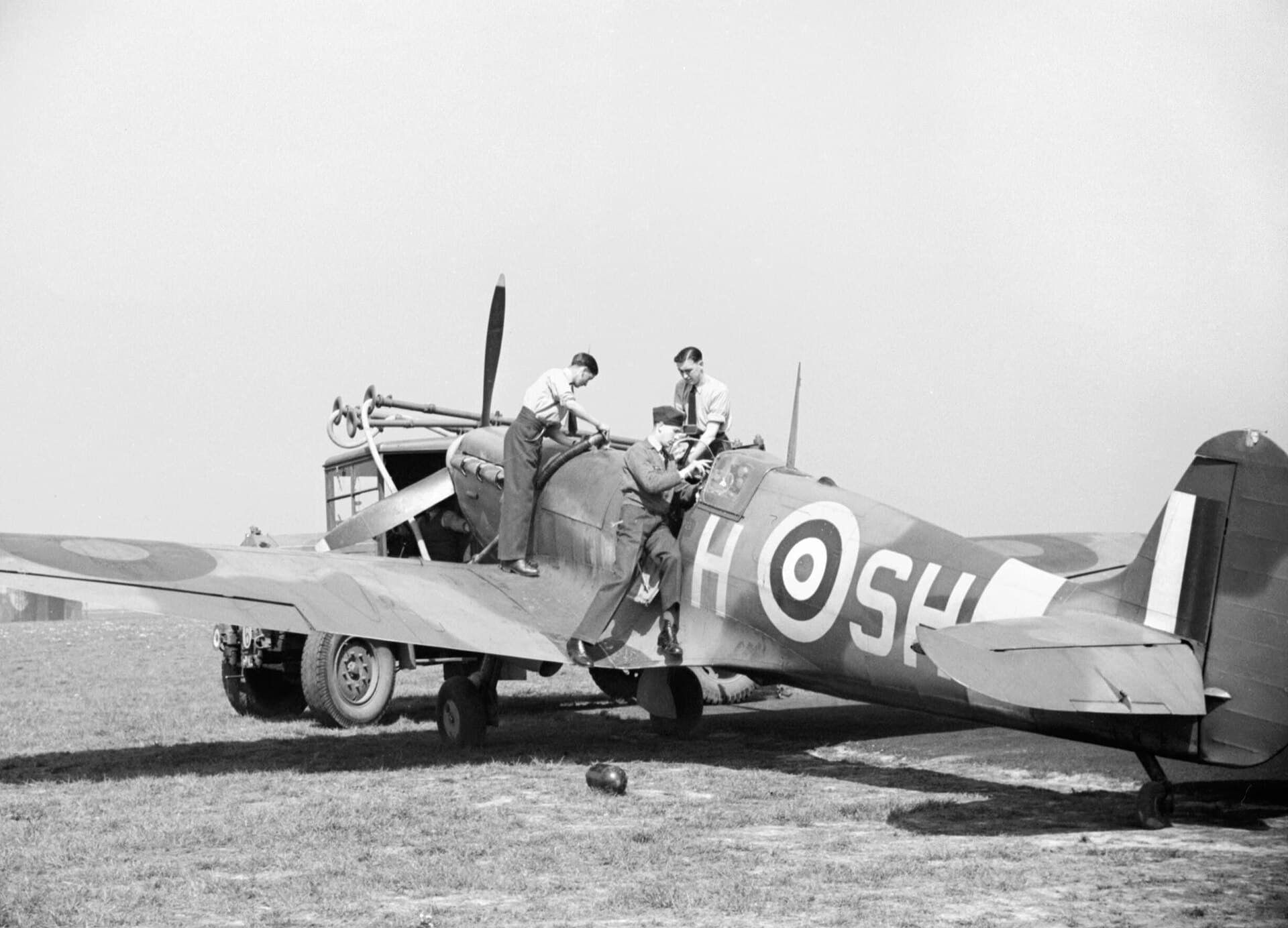Le personnel au sol ravitaille un Spitfire Mk VB du No. 64 Squadron à Hornchurch, le 7 mai 1942