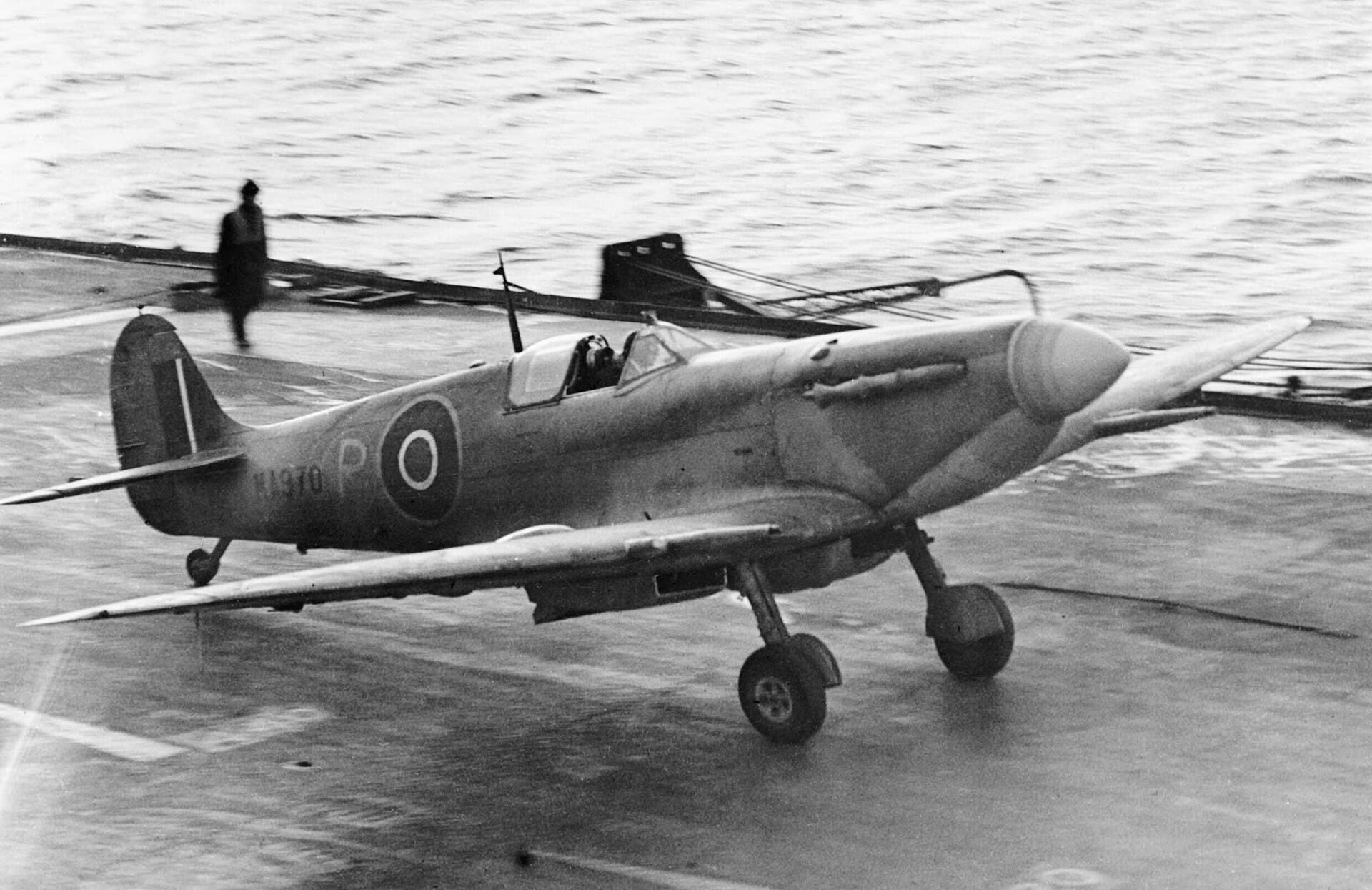 Un Supermarine Seafire à l'appontage sur le HMS Illustrious, février 1943