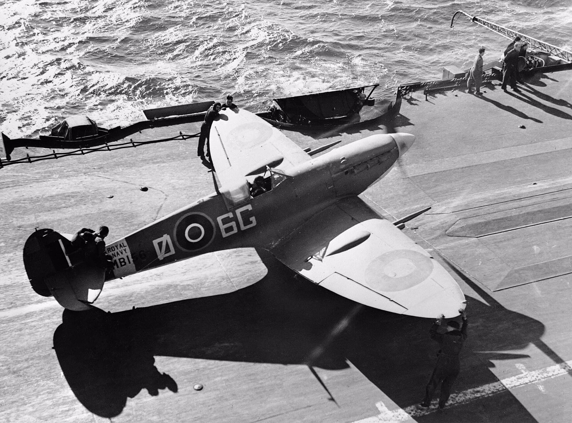 Un Seafire Mk IIC du No. 885 Naval Air Squadron sur le pont d'envol du HMS Formidable en Méditerranée, décembre 1942