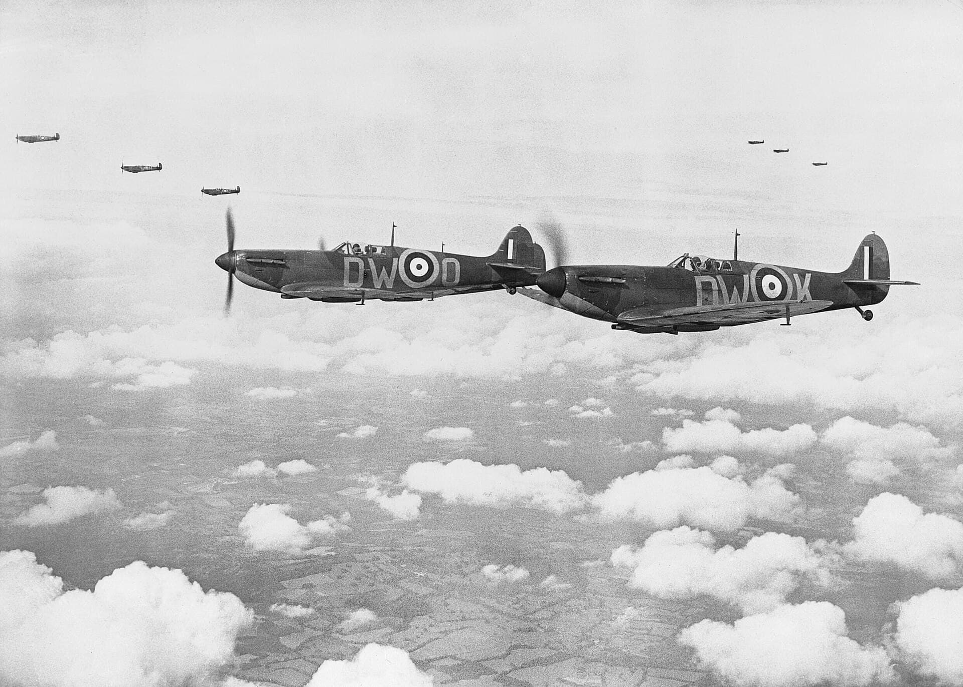 Des Spitfire Mk I du No. 610 Squadron volant en formation « vic » depuis Biggin Hill pendant la bataille d'Angleterre, le 24 juillet 1940