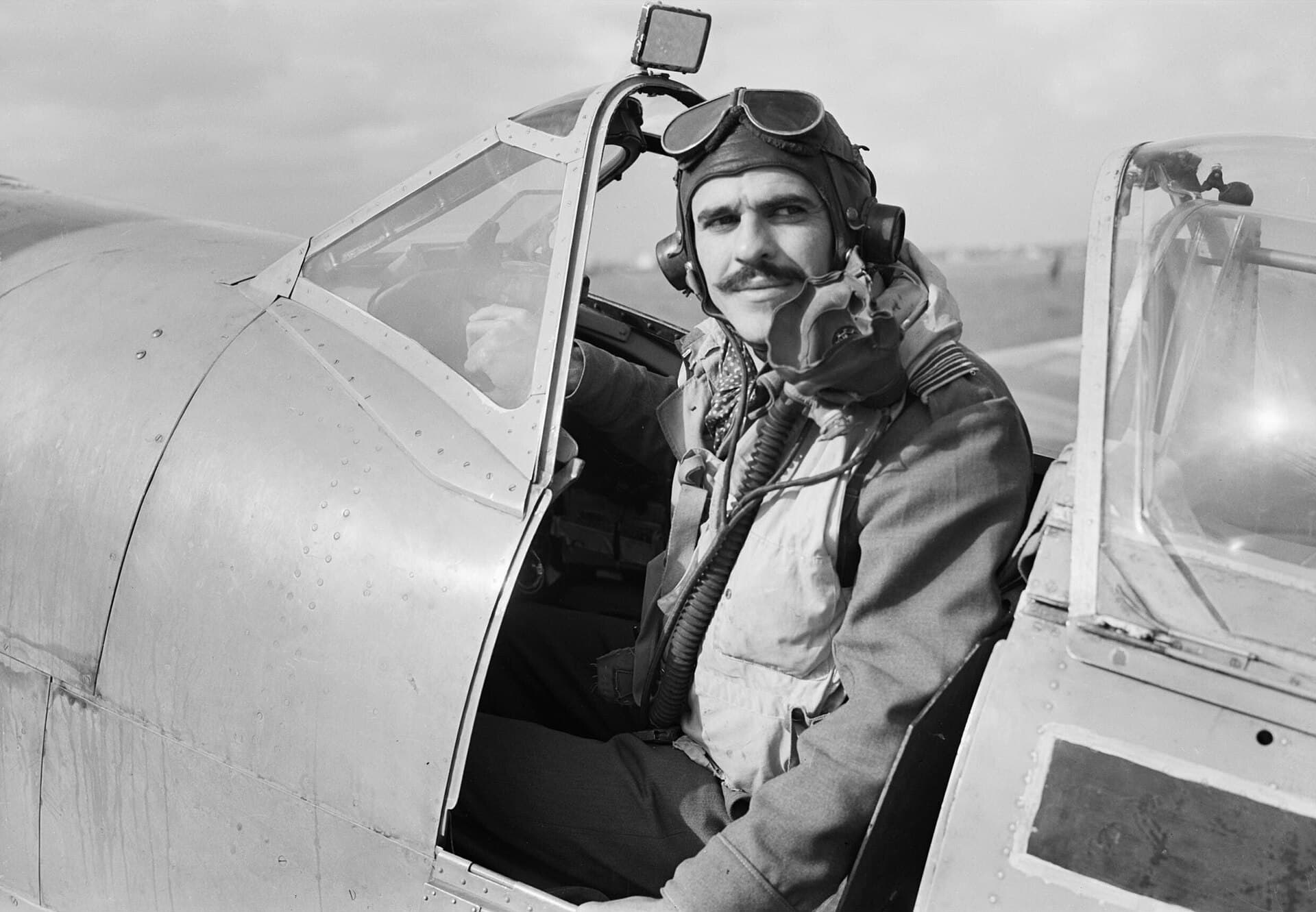 Le Squadron Leader L. C. Wade dans le cockpit de son Spitfire HF Mk VIII sur le terrain de Triolo, Italie, le 12 novembre 1943