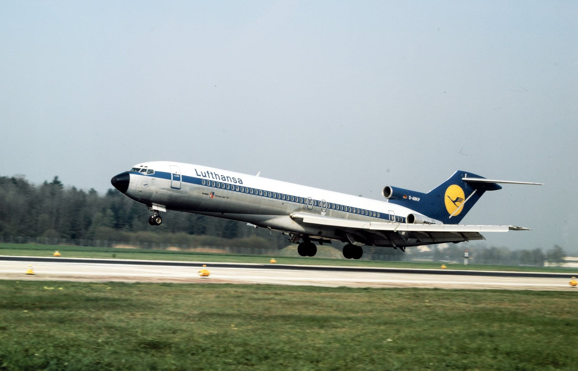 Lufthansa Boeing 727 D-ABKP landing at Zurich on 9 April 1981, in the Otl Aicher livery with the yellow crane on a blue fin.