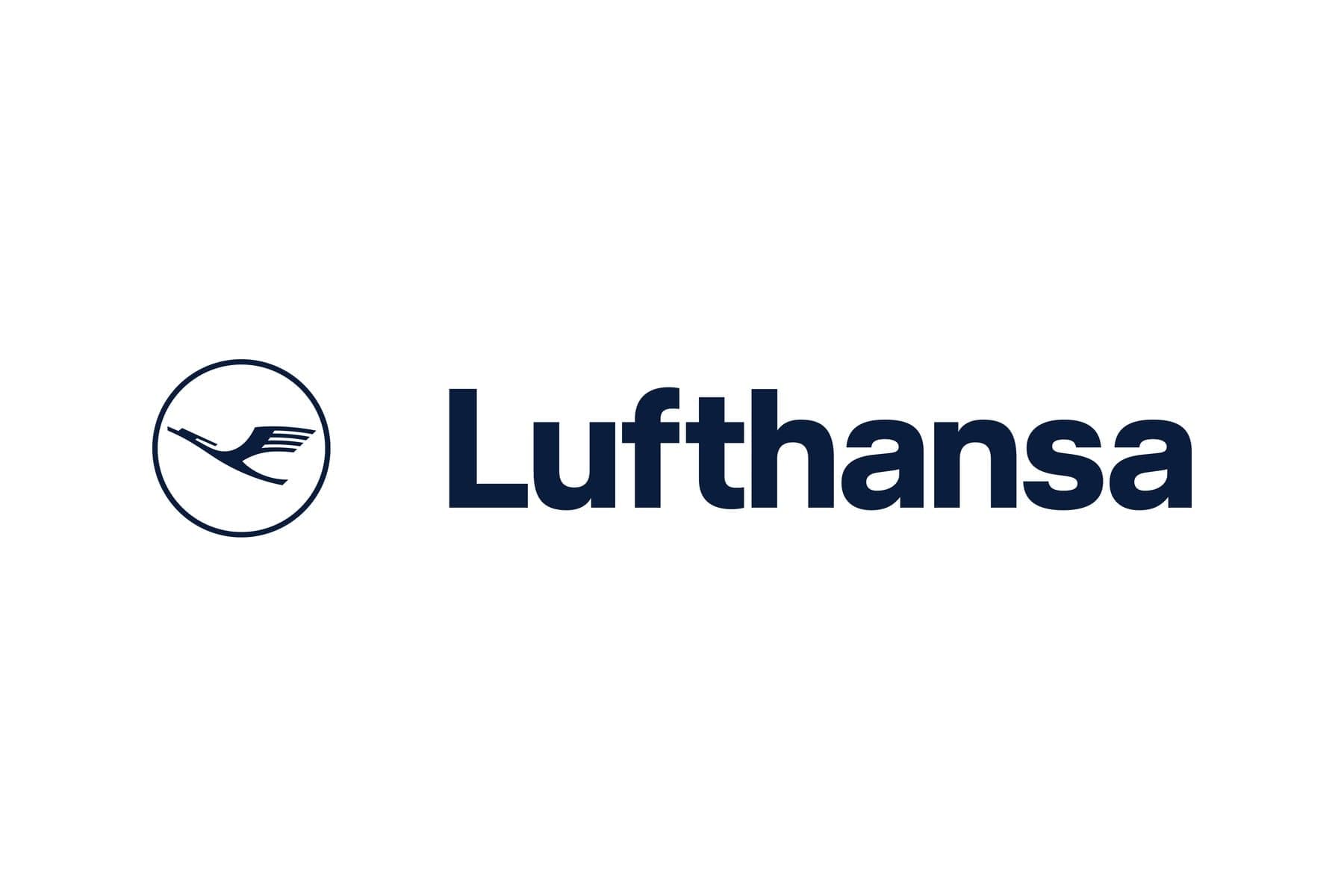 Le logo de Lufthansa : la grue dans un cercle à côté du nom Lufthansa, en bleu foncé sur blanc, tel qu'introduit en 2018.