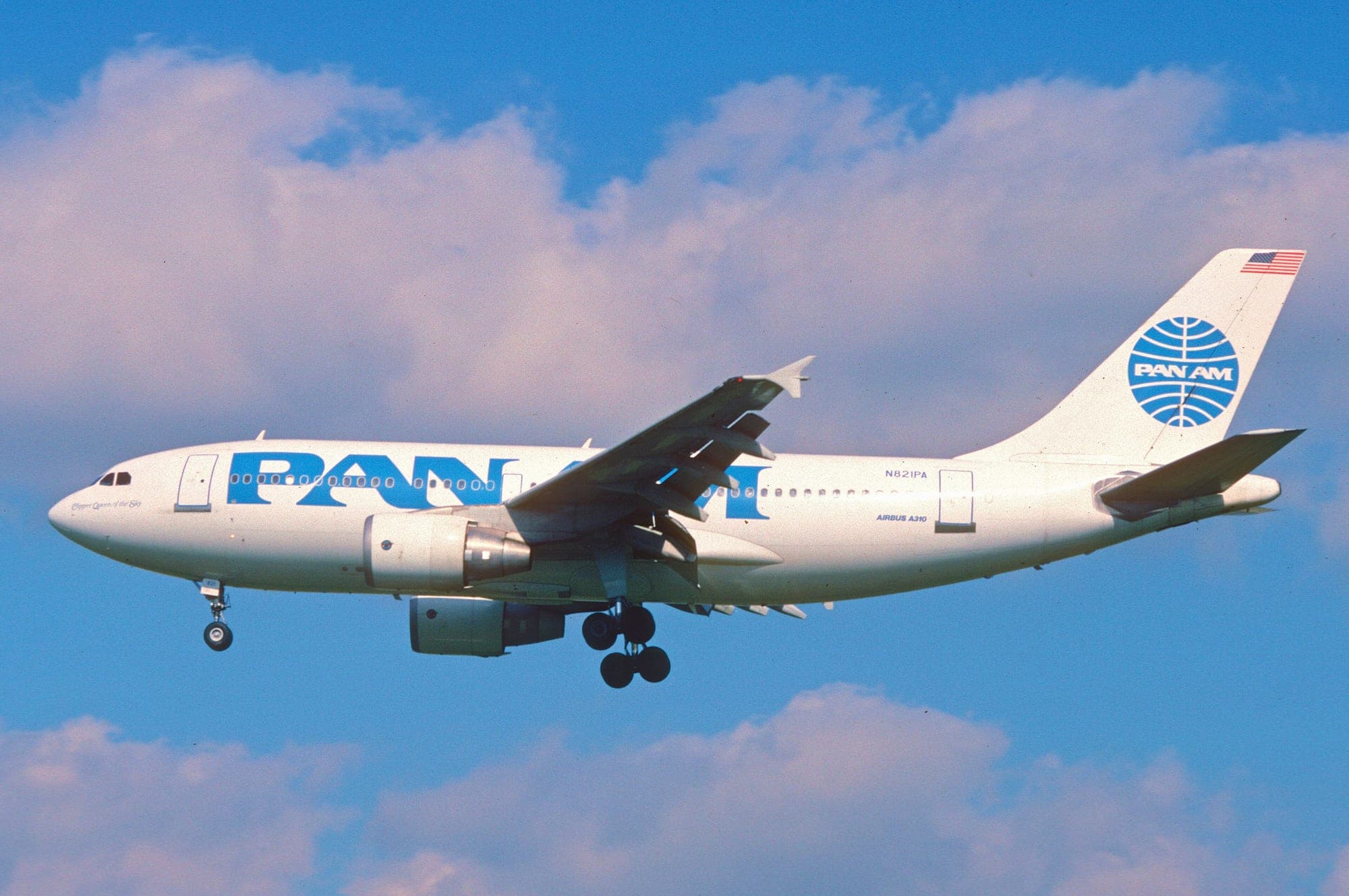 Airbus A310-324 N821PA, Clipper Queen of the Sky, in May 1990, eighteen months before the airline stopped flying.