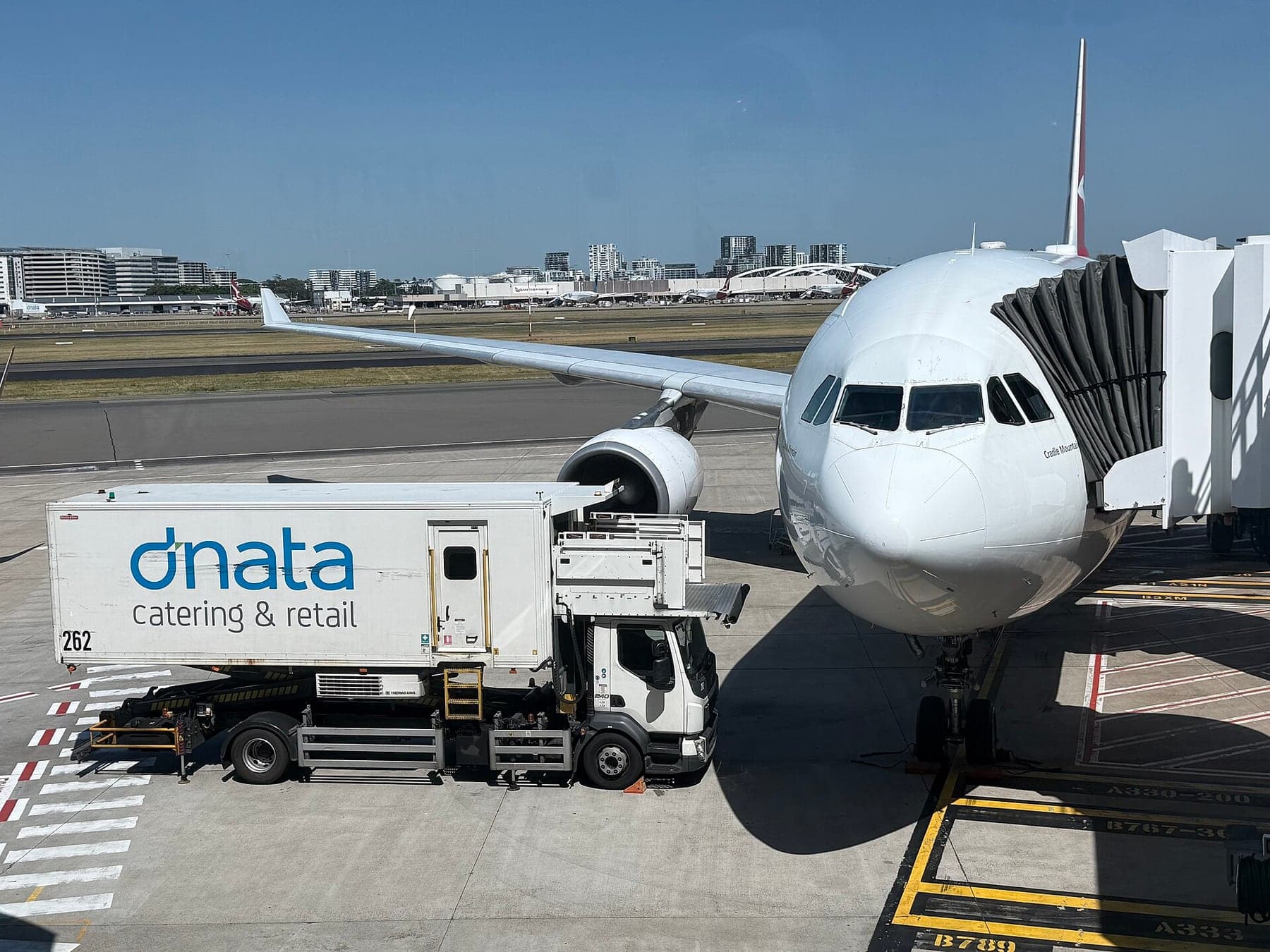 L'Airbus A330-200 VH-EBA à Sydney en décembre 2025. L'A330 assure l'essentiel du réseau asiatique et les vols intérieurs transcontinentaux les plus longs.