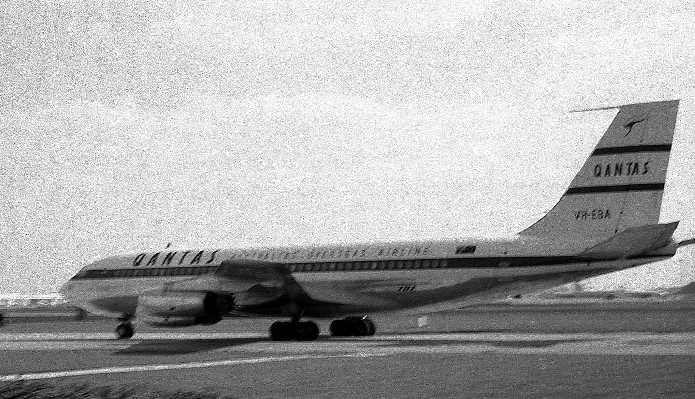Un Boeing 707-138 de Qantas à Londres-Heathrow en 1961. La version 138, à fuselage raccourci, fut construite selon les spécifications propres de Qantas et fit de la compagnie, en 1959, la première hors des États-Unis à exploiter le 707.