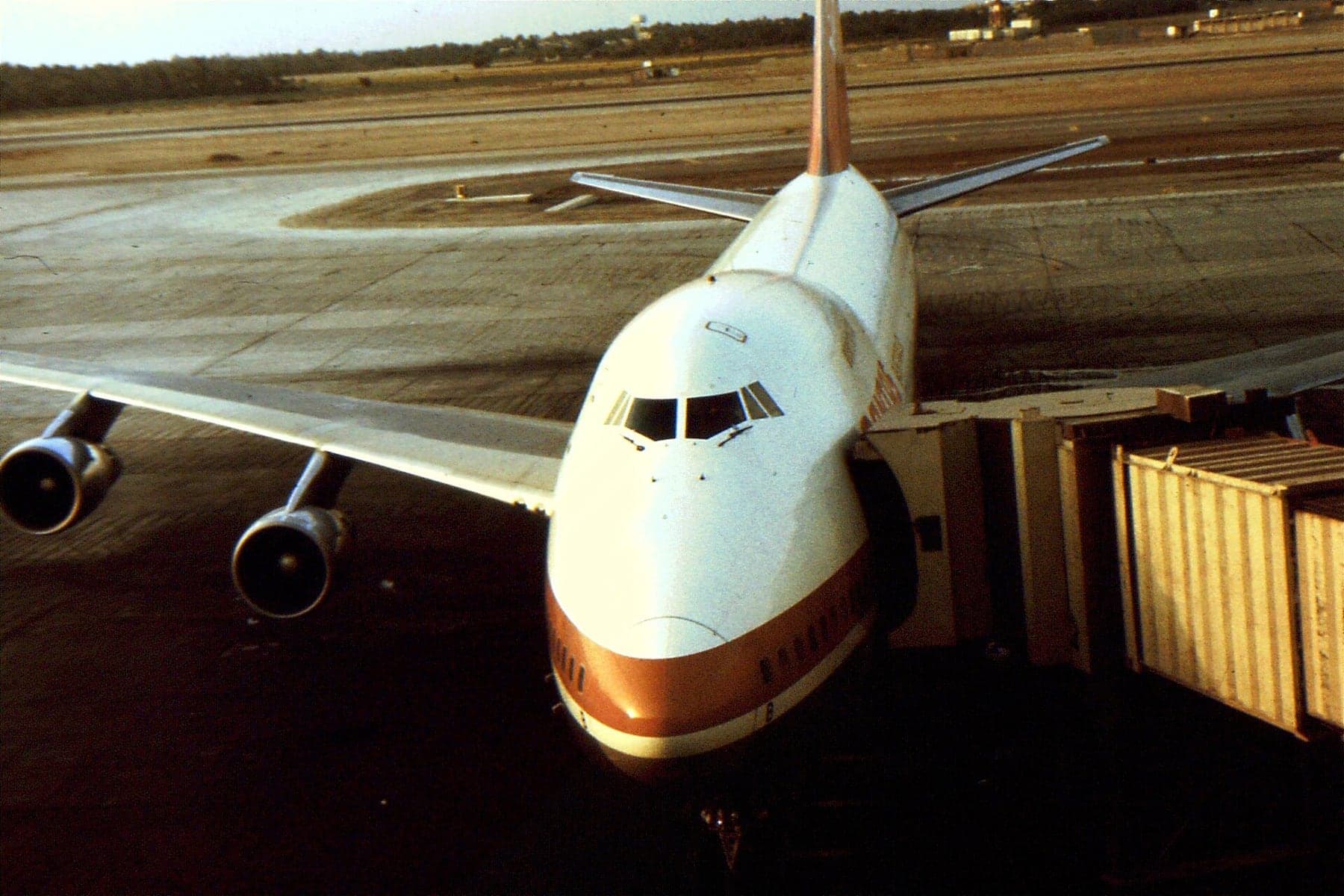 Un Boeing 747-200 de Qantas à Bahreïn au milieu des années 1970, sur la ligne à escales entre l'Australie et l'Europe.