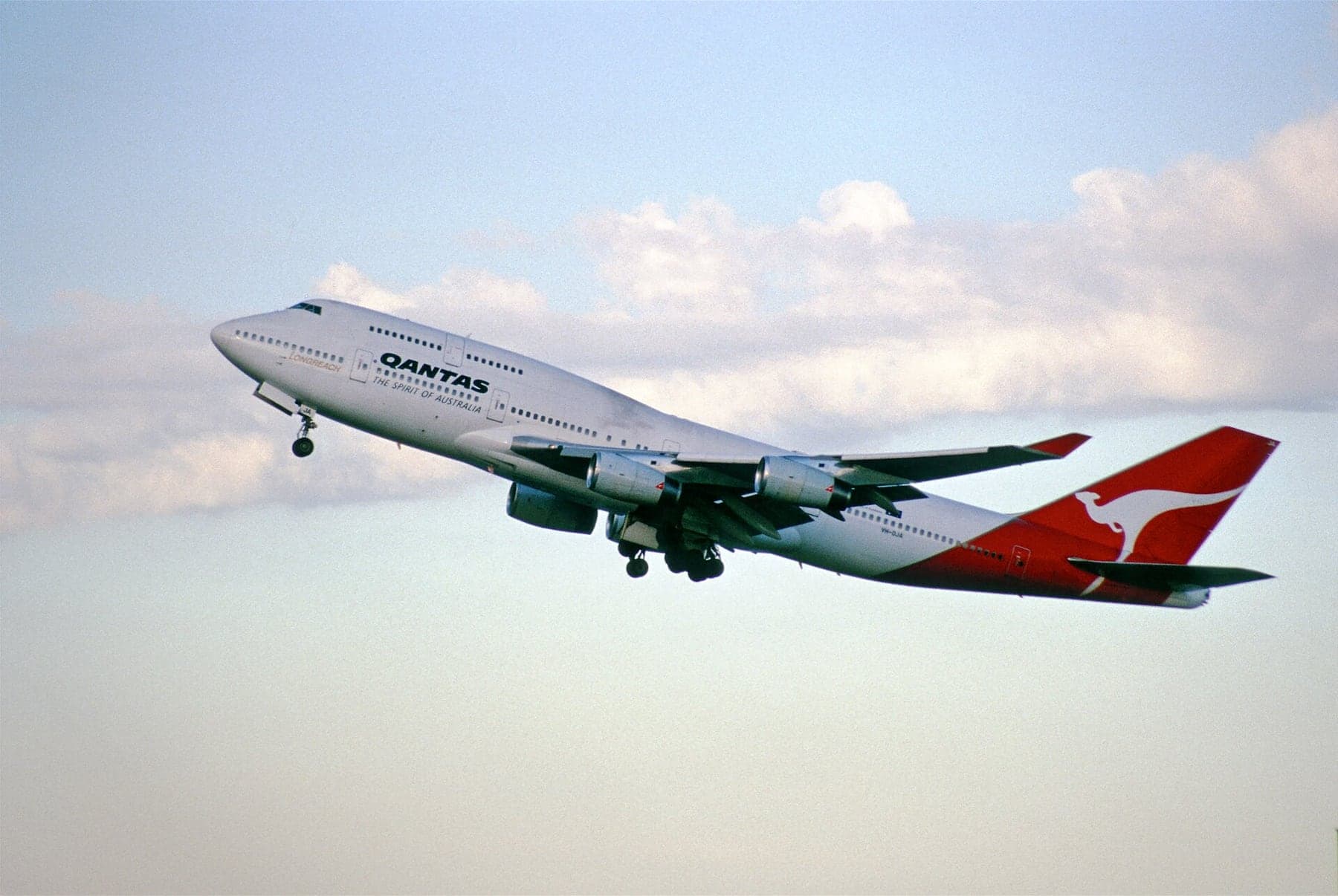 Le Boeing 747-438 VH-OJA City of Canberra à Sydney en septembre 1999. Lors de son vol de livraison, en août 1989, il avait relié Londres à Sydney sans escale : 18 001 km en 20 heures et 9 minutes.