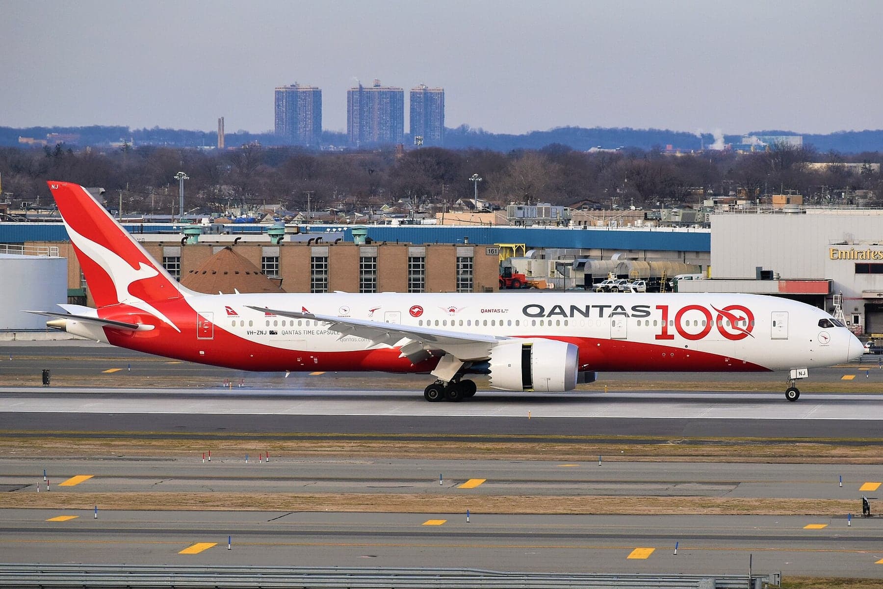 Le Boeing 787-9 VH-ZNJ à l'atterrissage à New York-JFK en février 2020, dans la livrée peinte pour le centenaire de la compagnie.
