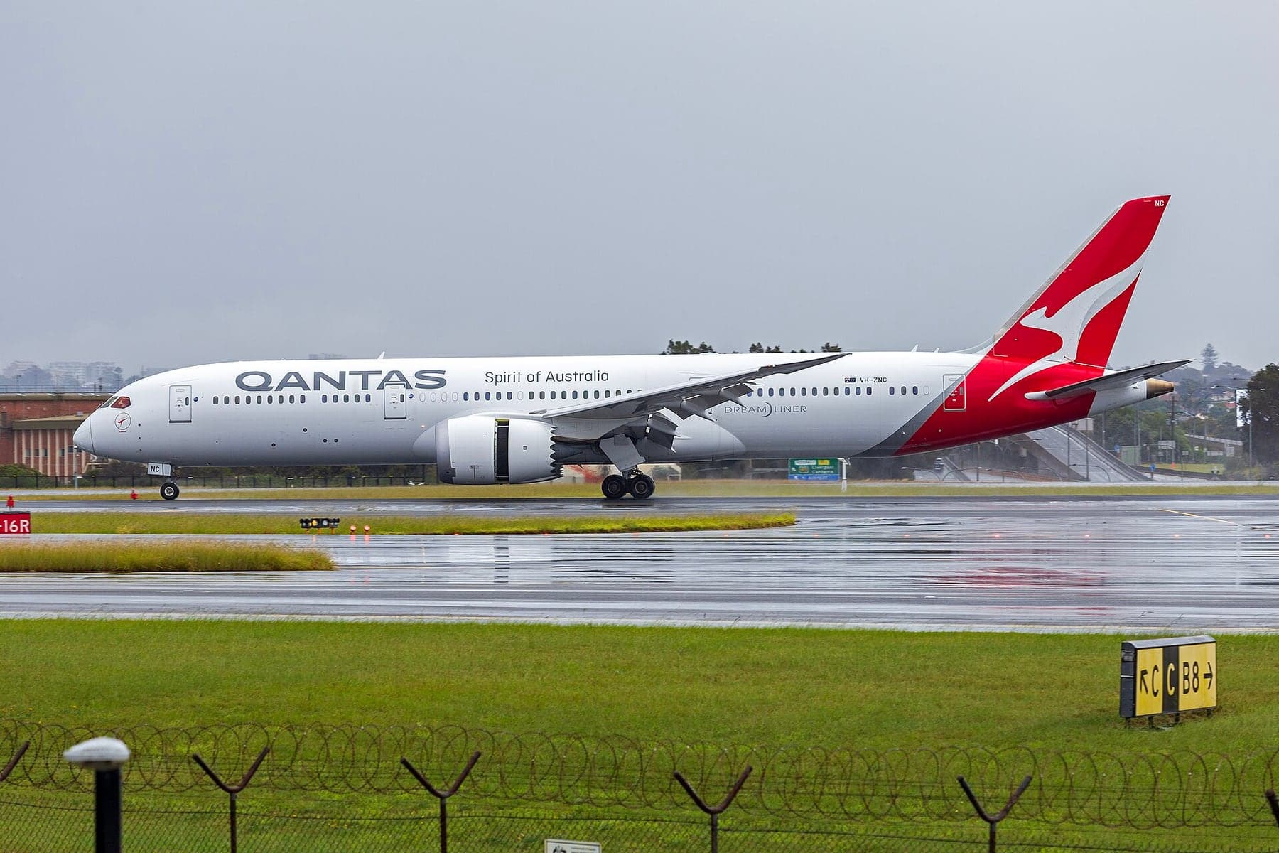 Le Boeing 787-9 VH-ZNC à Sydney en mai 2024. Le 787 a ouvert la ligne Perth-Londres en 2018, première liaison régulière sans escale entre l'Australie et l'Europe.