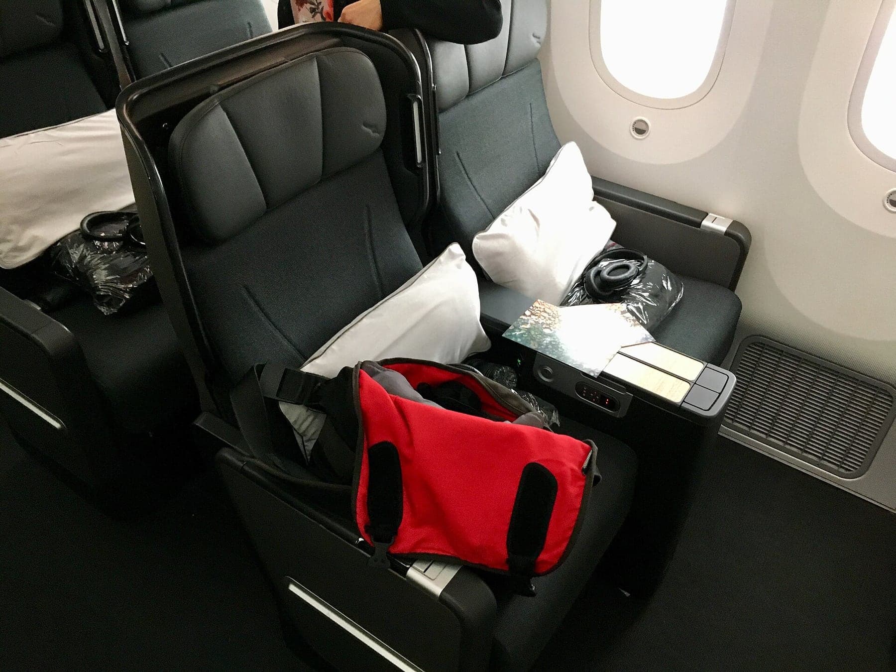 Un siège Premium Economy du Boeing 787-9 de Qantas, dessiné par le studio sydneyien de David Caon.