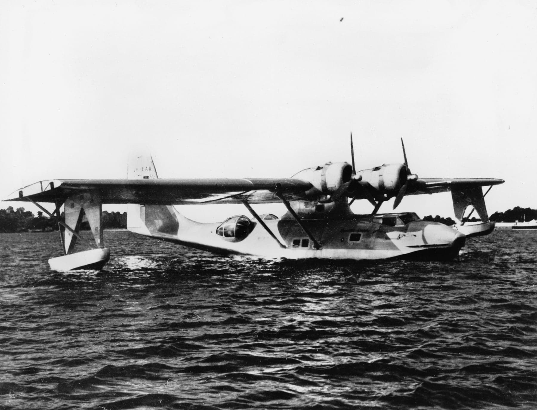 Un hydravion Catalina de Qantas Empire Airways, VH-EAX, en 1949. Les Catalina restèrent en service sur les lignes du Pacifique après la fin des traversées de l'océan Indien du temps de guerre.