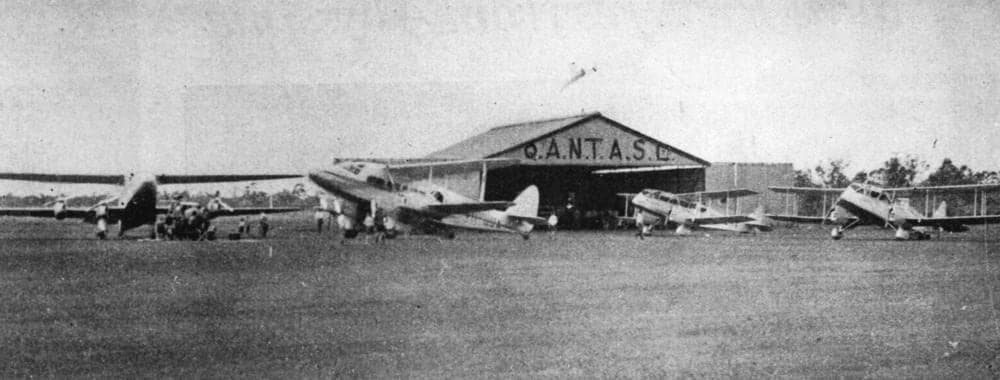 Des appareils alignés devant le hangar Qantas de Charleville, dans le Queensland, en 1935, l'extrémité ouest de la nouvelle ligne postale Brisbane-Singapour.