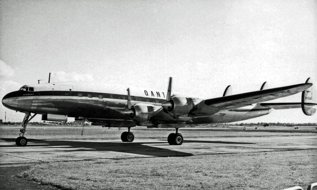 Le Lockheed L-1049 Super Constellation VH-EAK de Qantas à son arrivée à Londres-Heathrow en provenance d'Australie, le 4 juin 1955, sur la « Kangaroo Route ».
