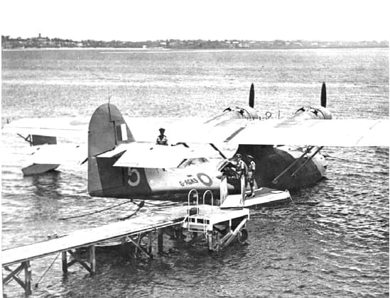 Un Catalina du service secret « Double Sunrise » à sa base de Nedlands, sur la Swan River, en Australie-Occidentale, en 1943. Les vols traversaient l'océan Indien jusqu'à Ceylan en silence radio, en 27 à 33 heures.