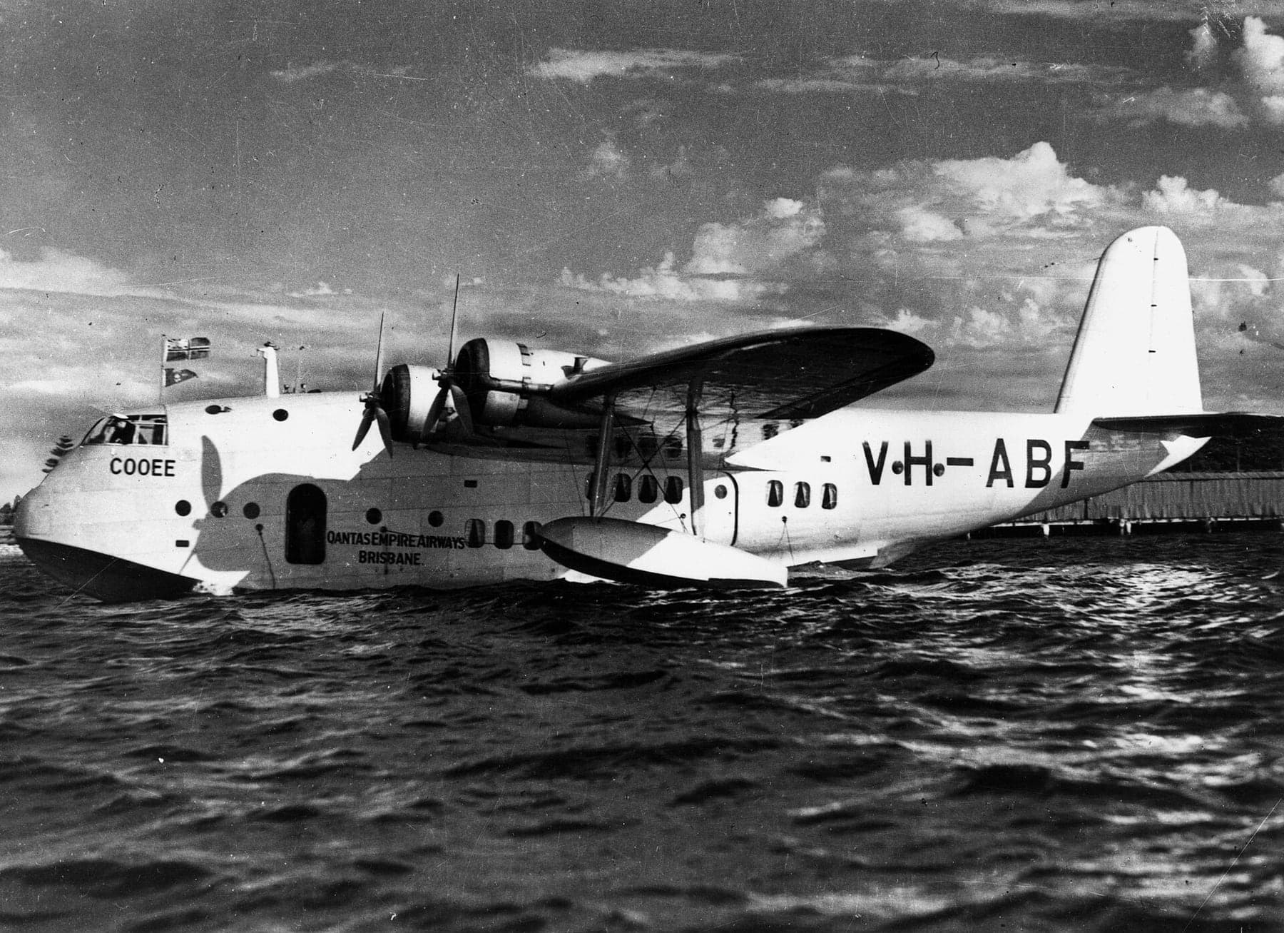 L'hydravion Short S.23 Empire Cooee de Qantas Empire Airways, immatriculé à Brisbane en mai 1938 pour la ligne d'hydravions entre Sydney et Southampton.