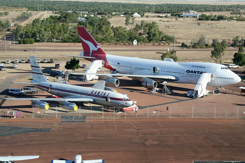 Le premier Boeing 707 de Qantas, VH-XBA, et un Boeing 747-200 conservés au Qantas Founders Museum de Longreach, sur le terrain où la compagnie construisait ses propres appareils dans les années 1920.