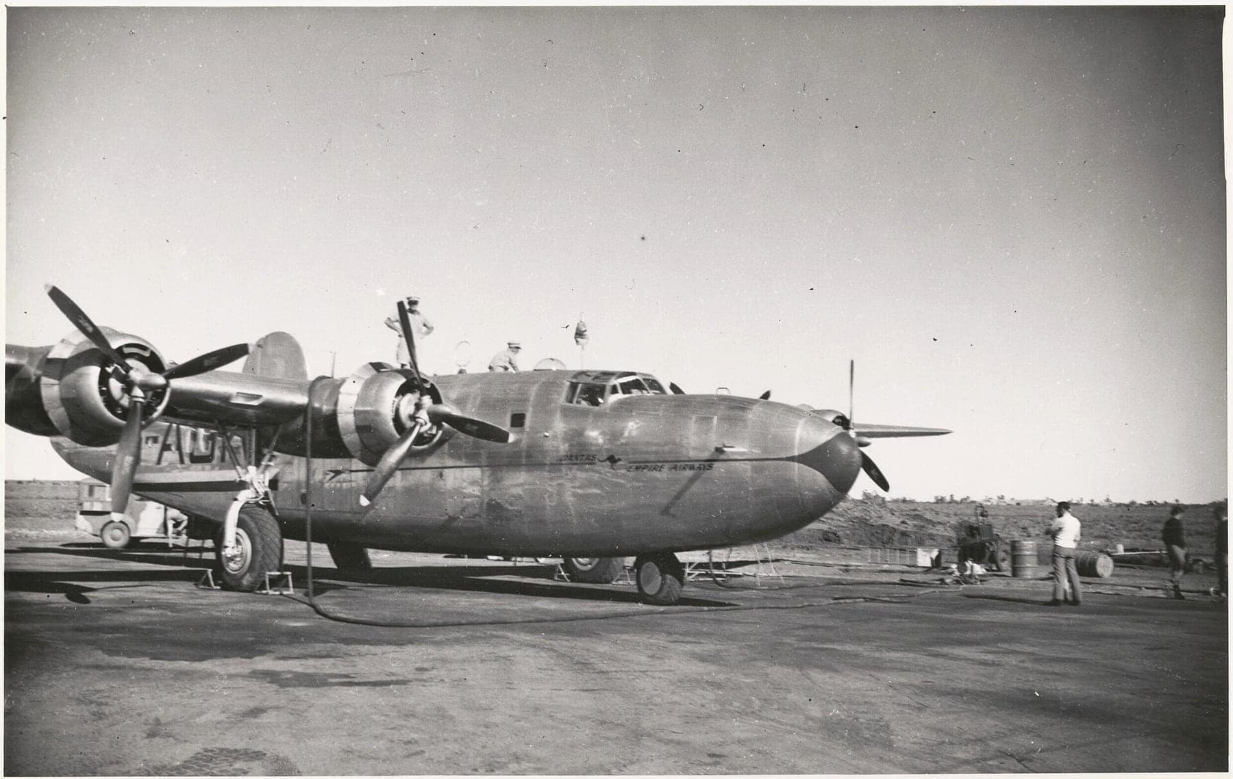 Le Liberator G-AGKT de Qantas en ravitaillement à Learmonth, en Australie-Occidentale, vers 1945, avant une traversée de l'océan Indien sur la ligne ouverte par les Catalina.