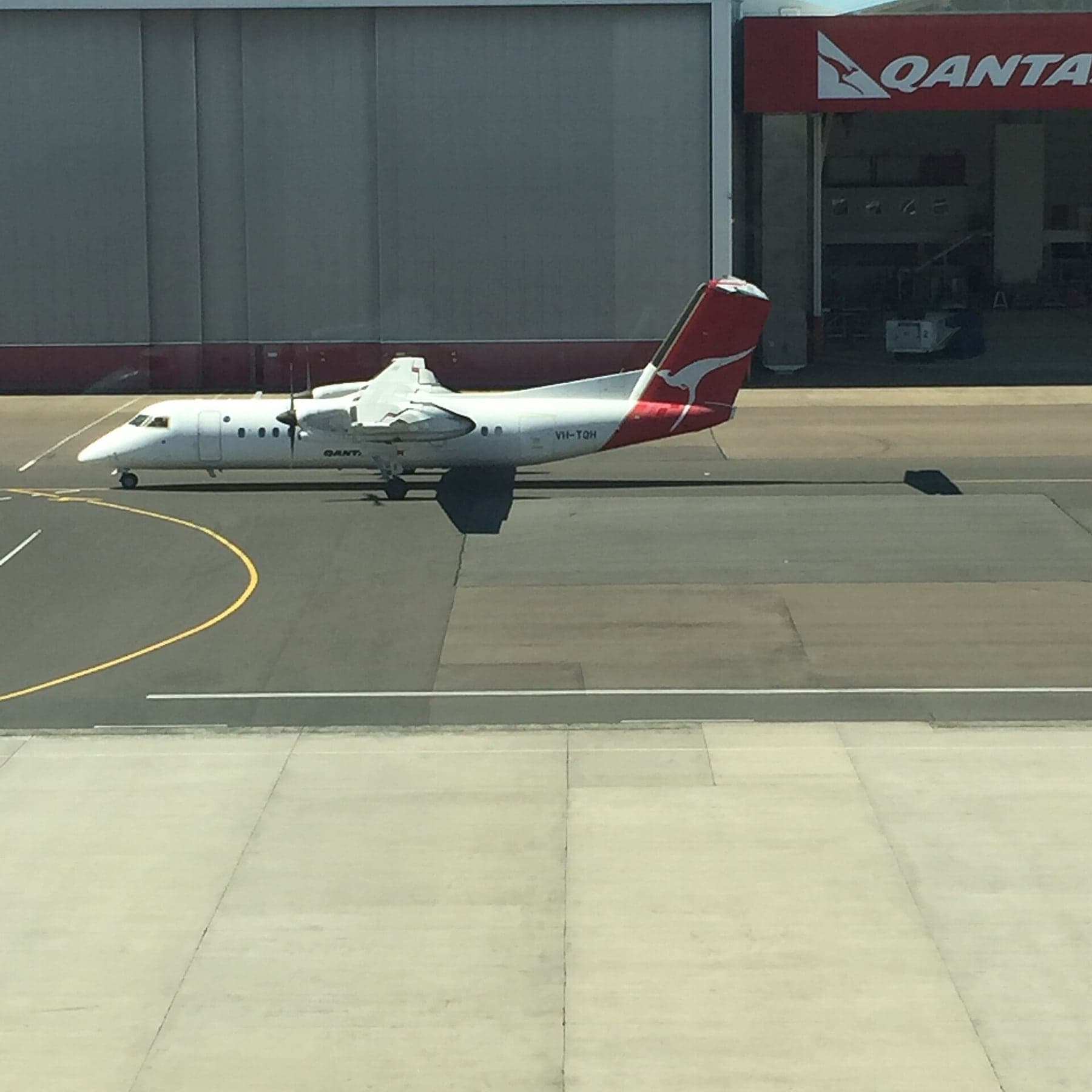 Un Dash 8 Q300 de QantasLink à Sydney en 2016, portant une version plus ancienne du kangourou, placée bas sur la dérive.