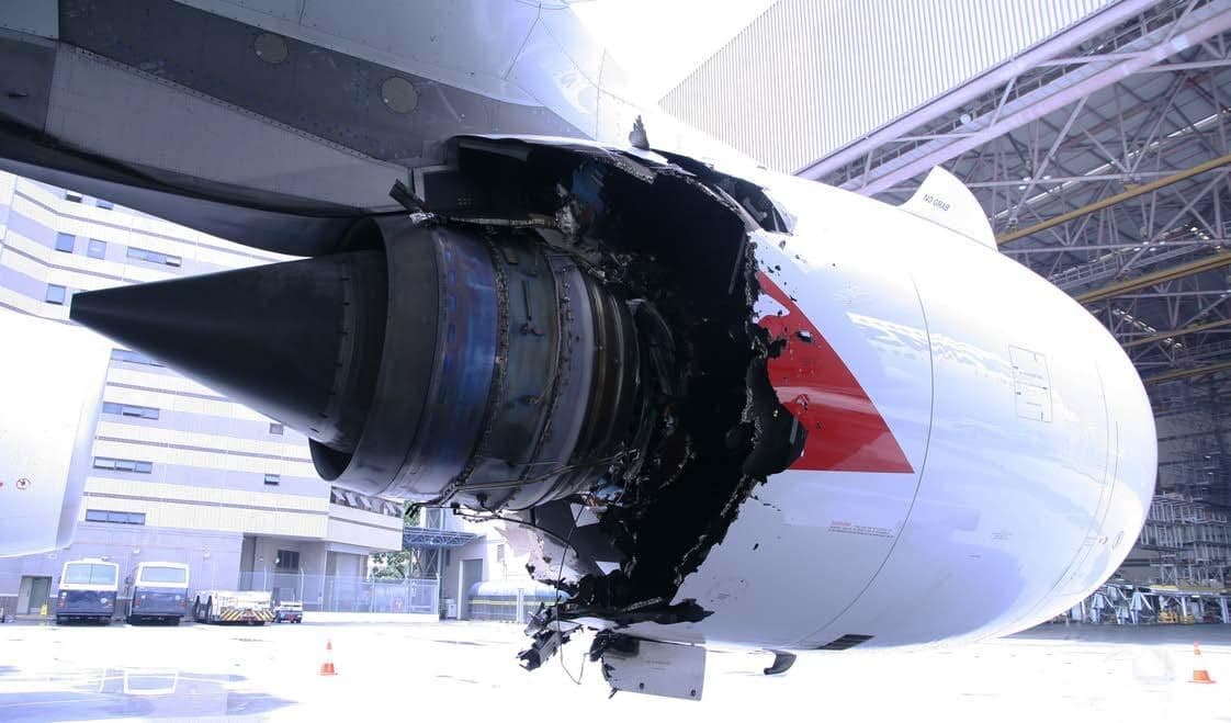 Le Rolls-Royce Trent 900 intérieur gauche de VH-OQA, photographié par les enquêteurs après la rupture non contenue du vol QF32, le 4 novembre 2010. L'appareil s'est posé à Singapour sans aucun blessé parmi les 469 personnes à bord.