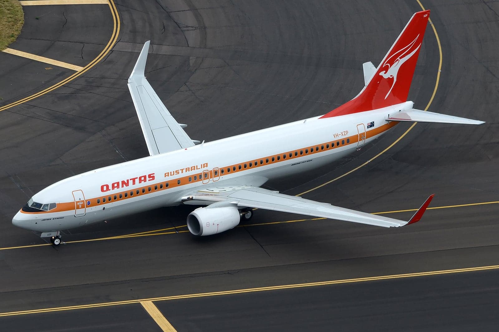 Le Boeing 737-800 VH-XZP à Sydney en 2014, peint dans la livrée ocre et blanche des années 1960 et 1970, avec le kangourou ailé de l'époque.