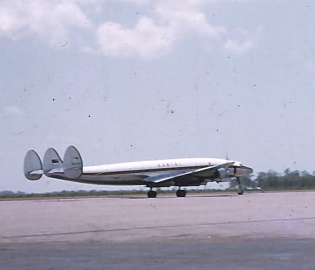 Un Super Constellation de Qantas roulant à Darwin en 1961, peu avant le retrait du type de la ligne vers la Grande-Bretagne.