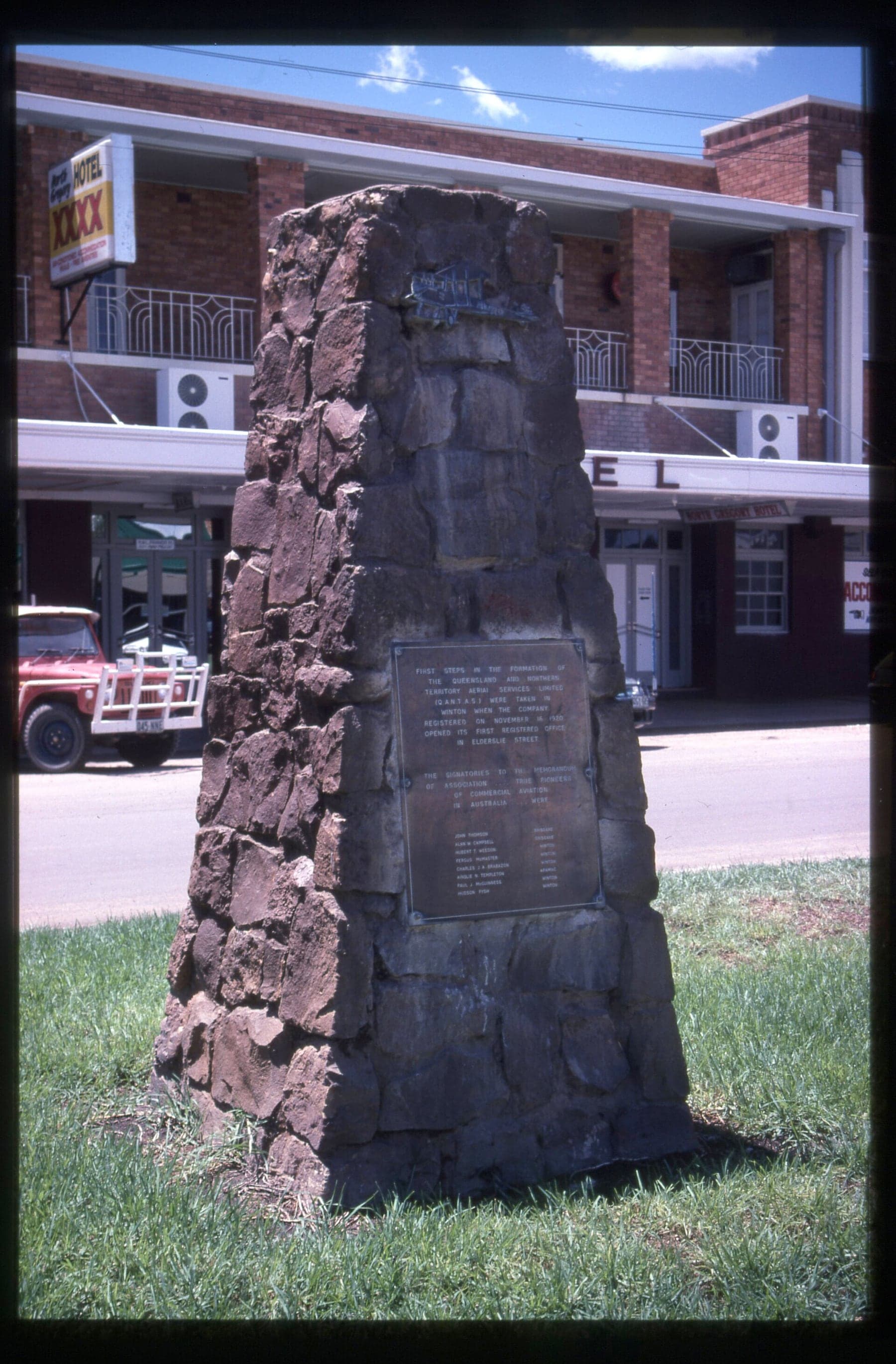 Le mémorial Qantas à Winton, dans l'ouest du Queensland, qui marque la ville où la société fut enregistrée en novembre 1920.