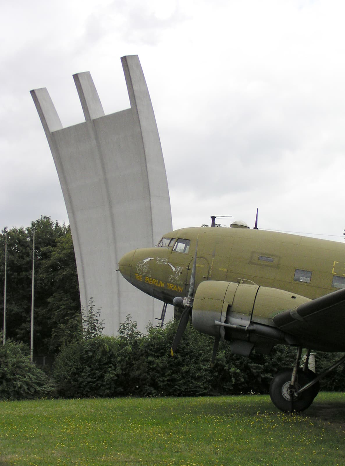 Le mémorial du pont aérien de Berlin à la base aérienne de Rhein-Main, avec un Douglas C-47 devant, en juillet 2005