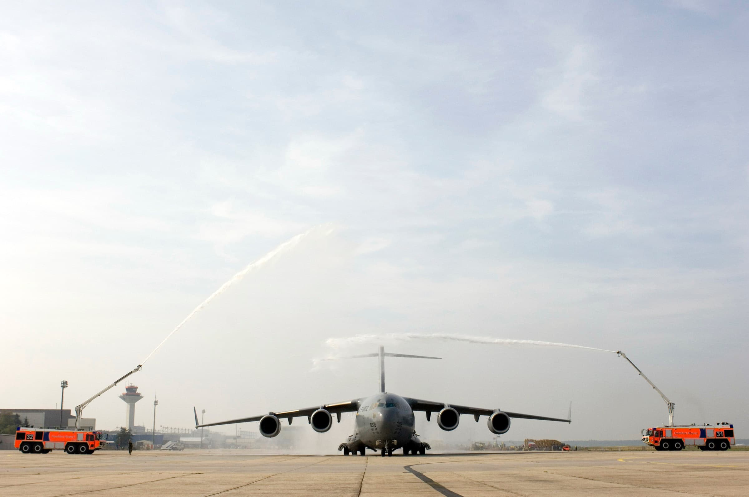 Un C-17 baptisé Spirit of Berlin roulant pour le dernier vol depuis la base aérienne de Rhein-Main, le 10 octobre 2005