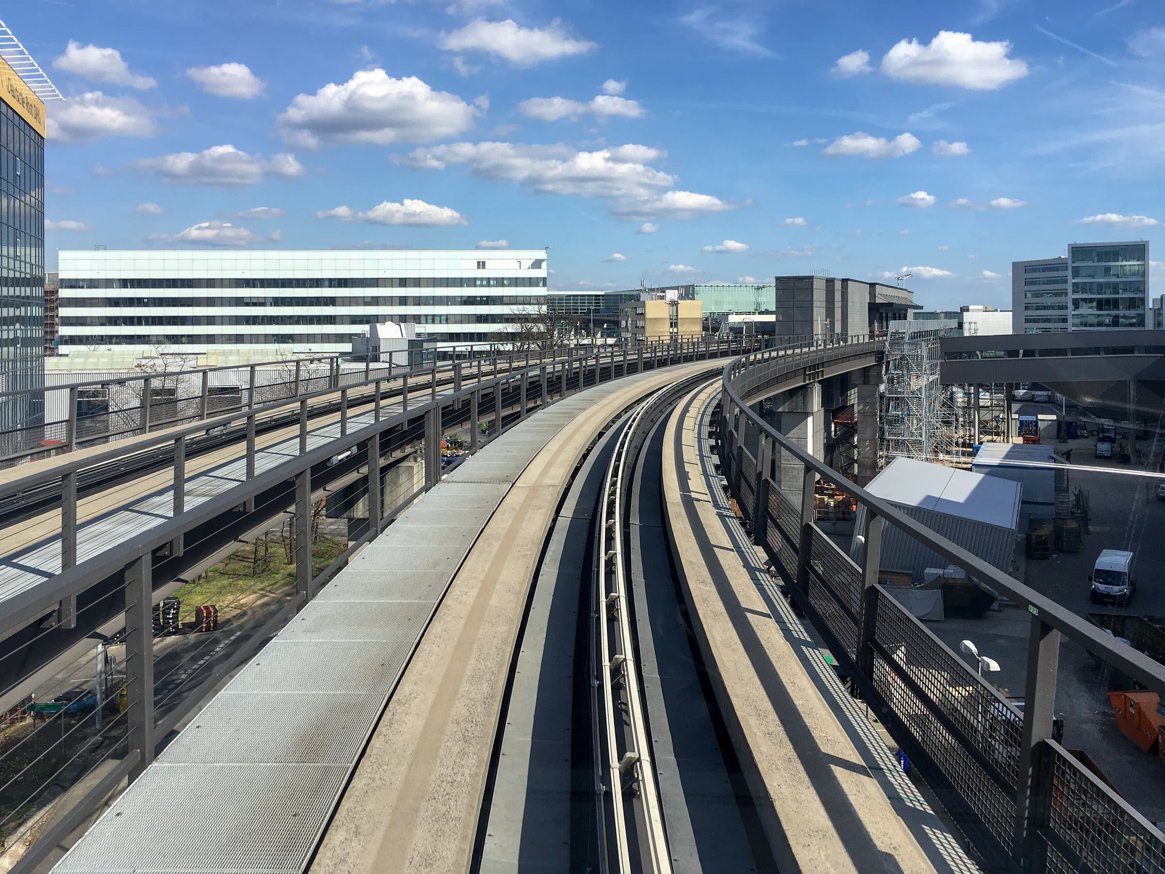 La voie du transport automatique SkyLine entre les aérogares en 2017