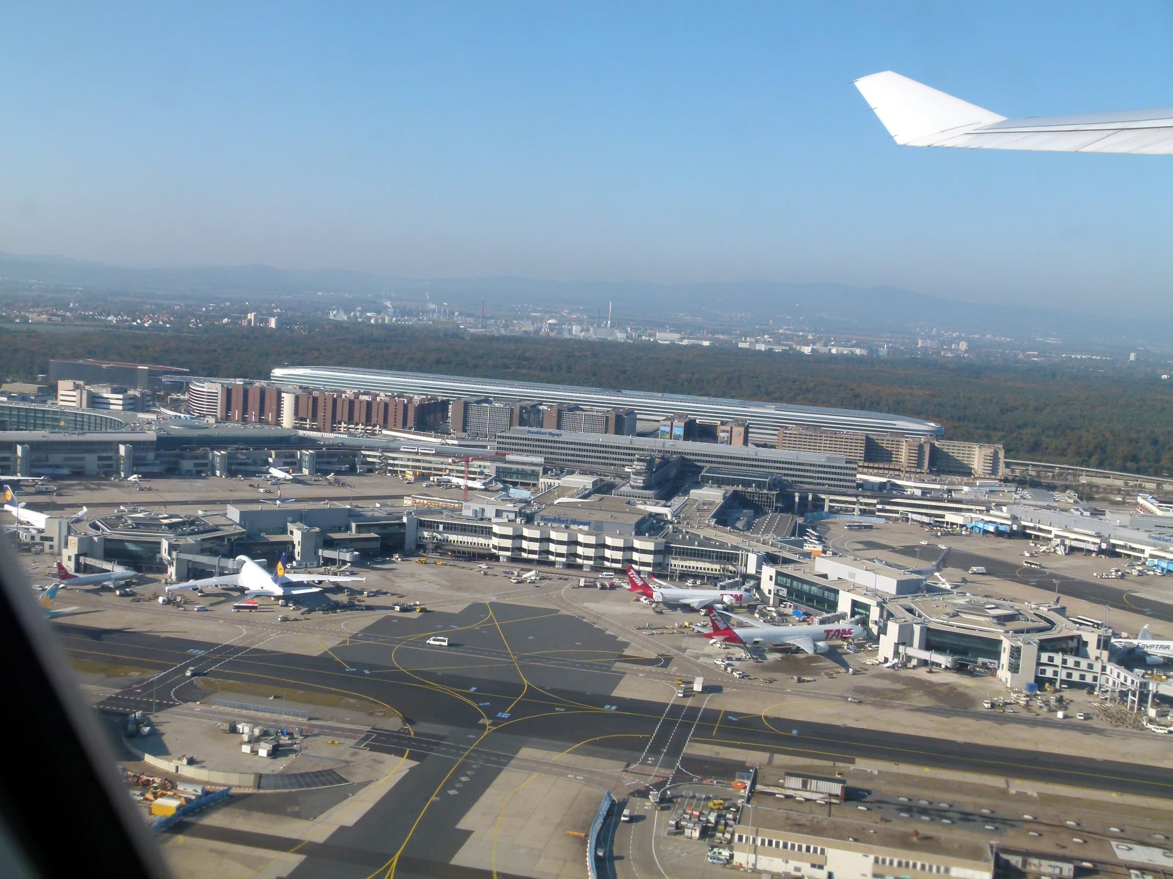 Les aérogares et l'aire de stationnement vues d'un avion au départ en 2011
