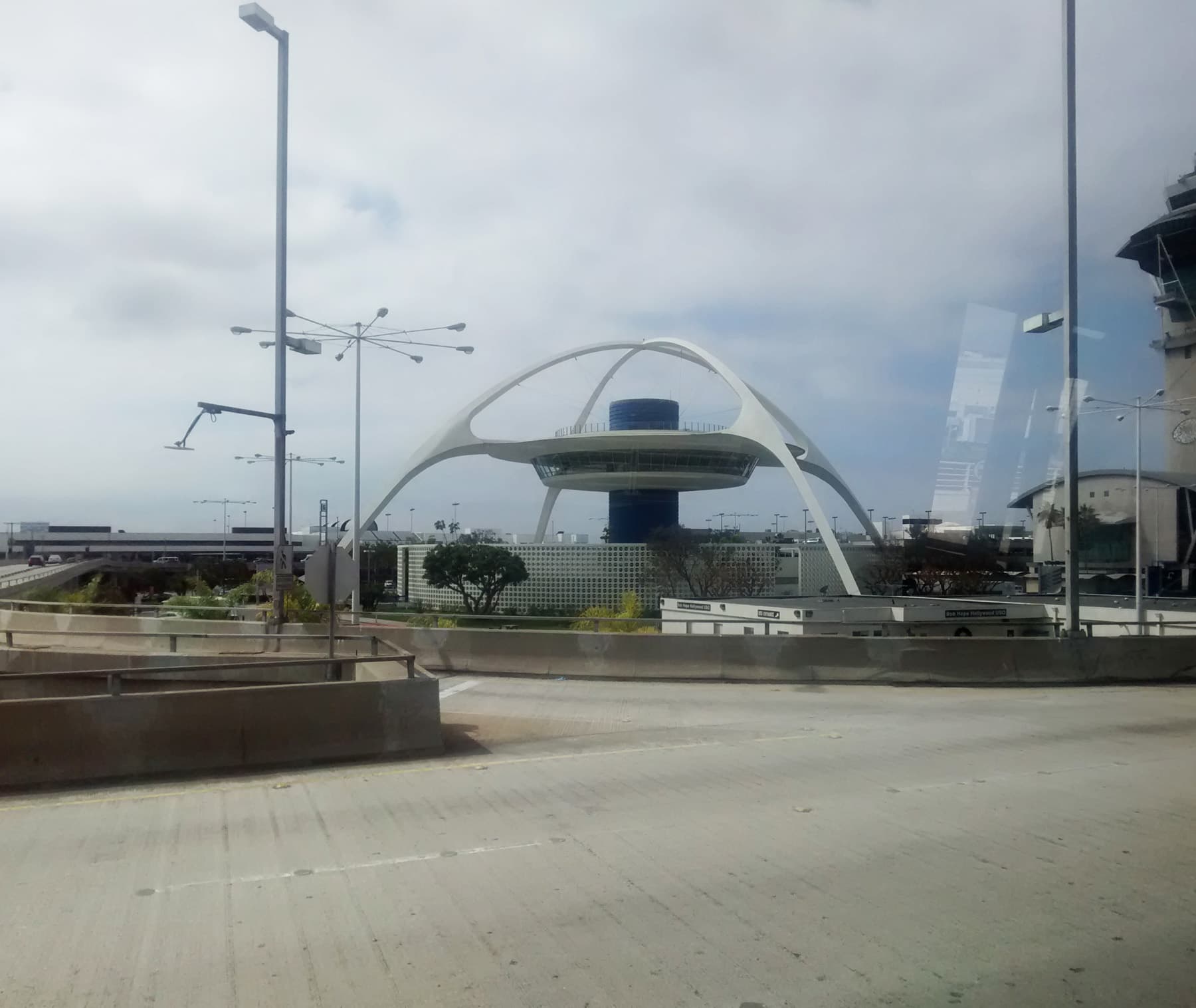 The Theme Building in 2014, its two crossed parabolic arches over the central terminal area