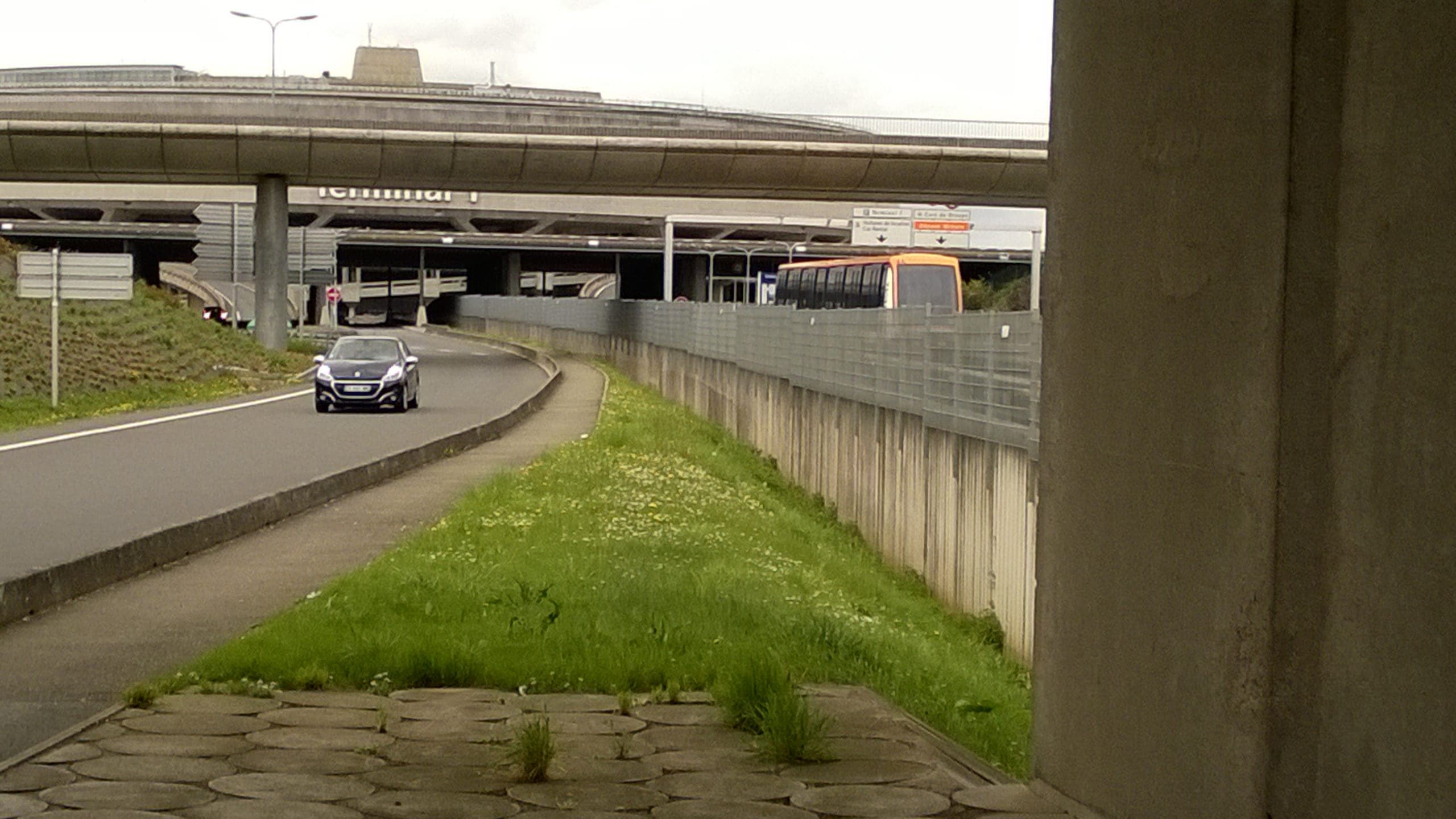 A CDGVAL shuttle passing Terminal 1, the driverless link that finally joined the terminals in 2007