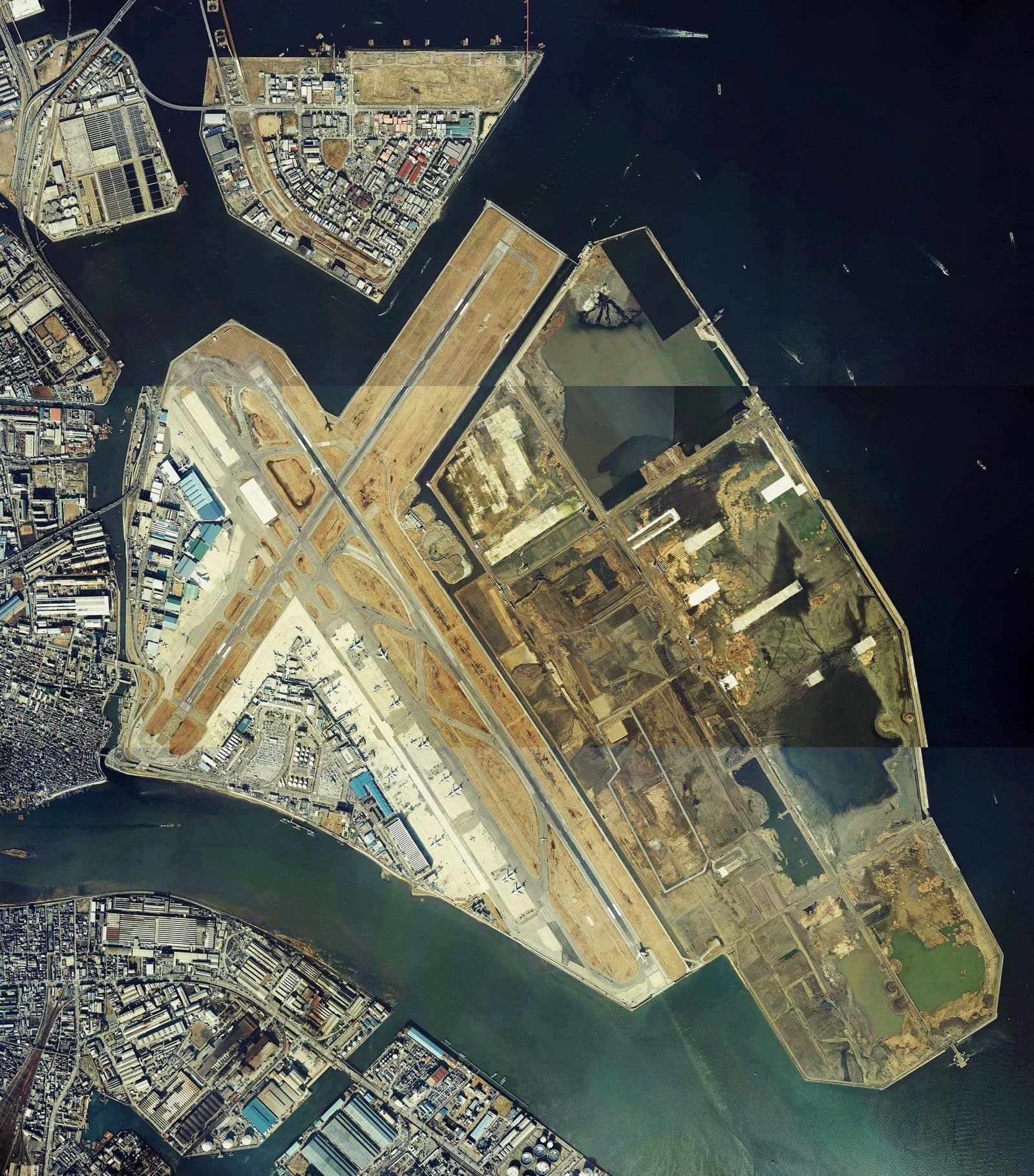 Haneda from directly above in 1984, before the landfill that now carries its terminals
