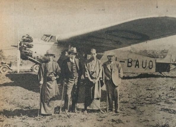 The writers Ikeya Shinzaburō, Yokomitsu Riichi, Naoki Sanjūgo and Kikuchi Kan at Tokyo Airfield, Haneda, in 1931