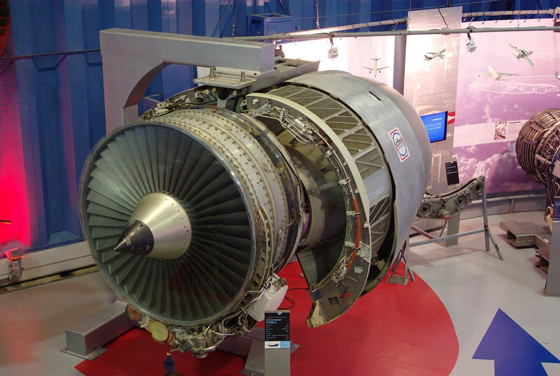 Un CFM56-2 exposé au musée Safran, capot de soufflante ouvert, laissant voir la soufflante, le cône et le carter du corps