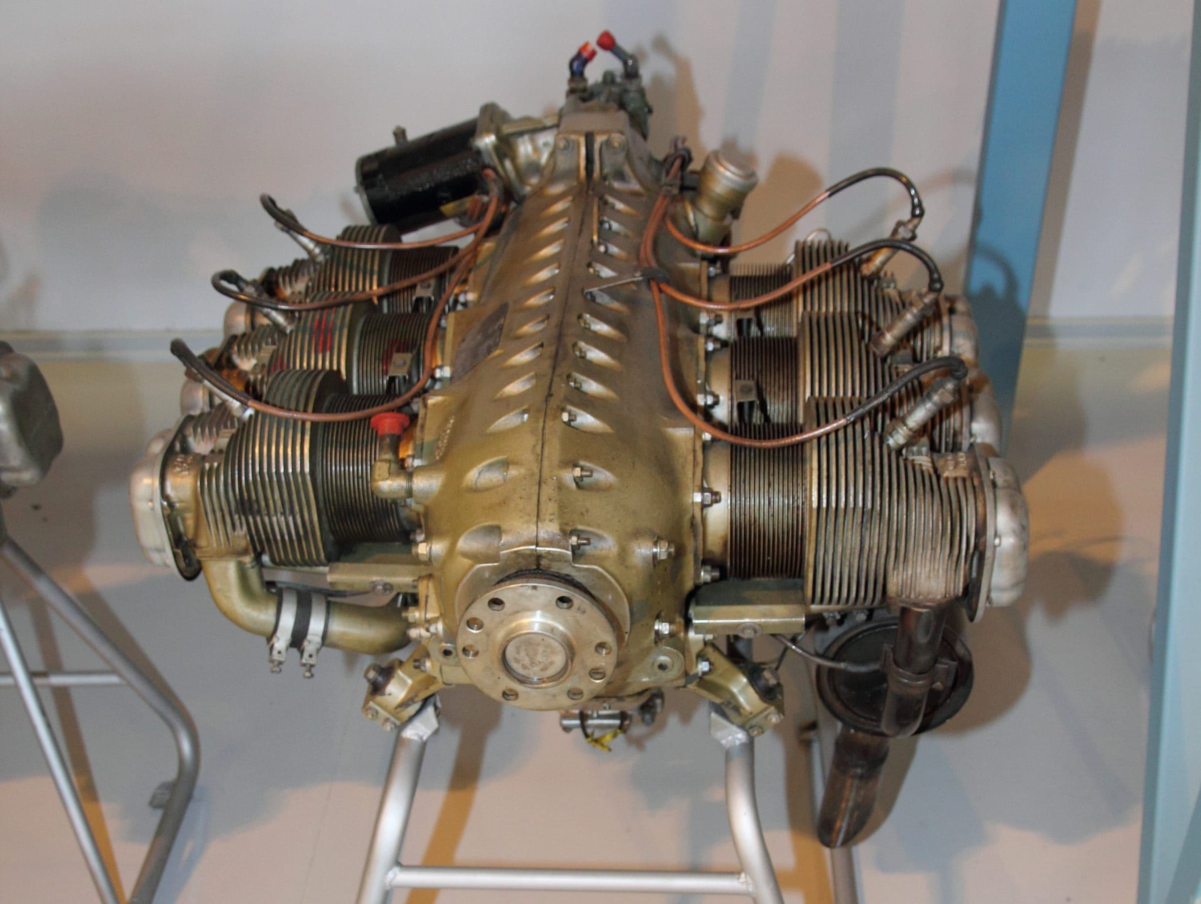 Un Continental O-300-D sur socle au musée de l'aviation de Finlande centrale, en 2012, vu en entier depuis l'avant gauche