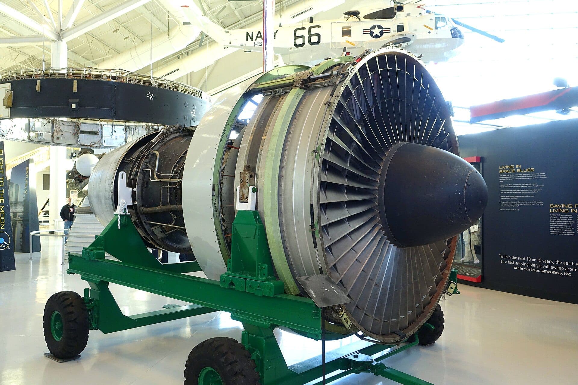 Un Pratt & Whitney JT9D complet sur son chariot vert au musée Evergreen Aviation & Space, soufflante et cône face à l'objectif, carter du corps en arrière-plan