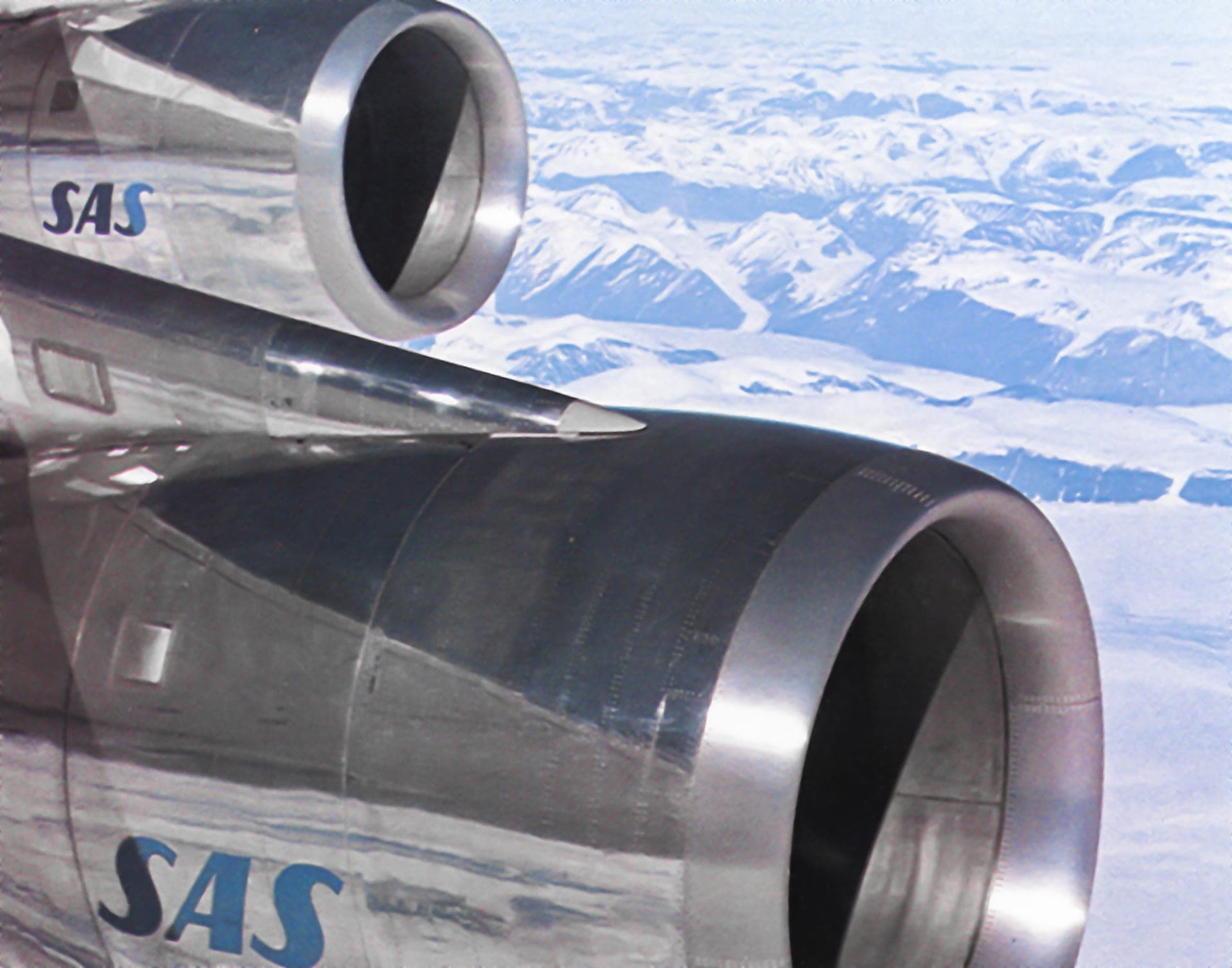 The engines of an SAS Boeing 747 over Greenland on the polar route in 1979