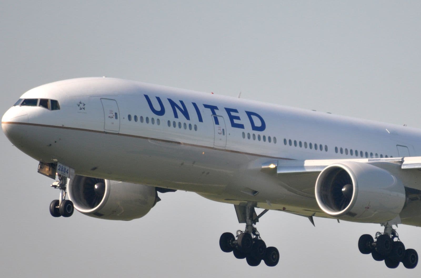 A United Airlines Boeing 777 with PW4000 engines, 2013