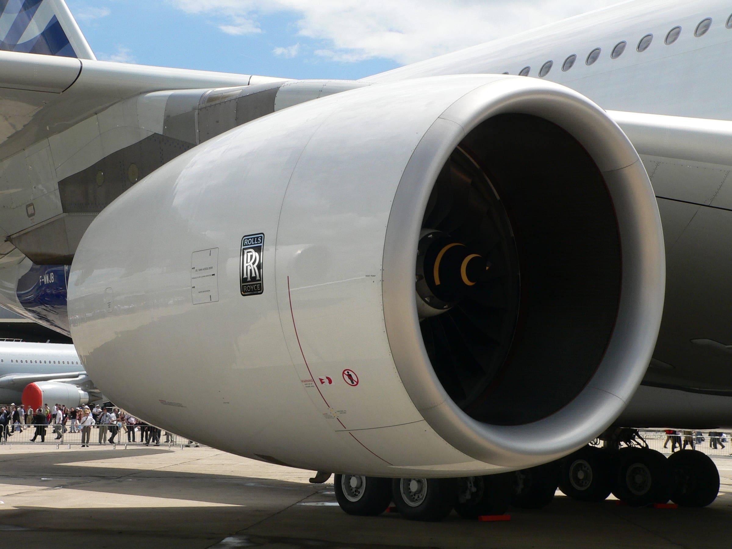 Un Trent 900 dans sa nacelle sous l'aile d'un Airbus A380, en 2007