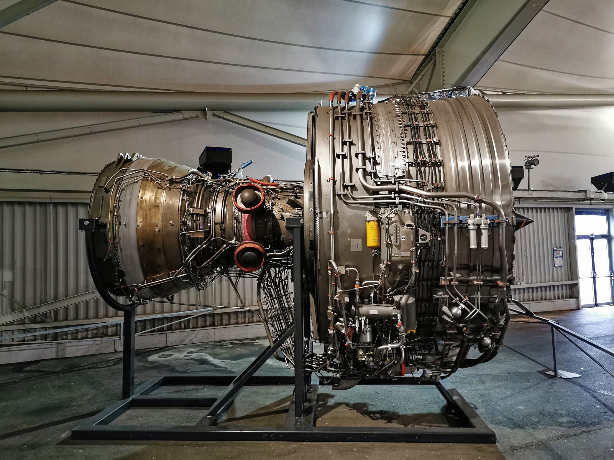 Un Rolls-Royce Trent 900 exposé, vu de côté, en 2020